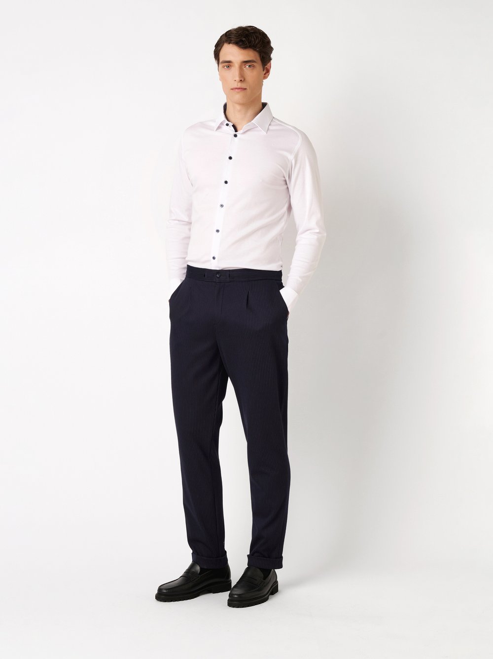 Herrenhose Casual Pants in blue stripes, Outfitansicht am Model