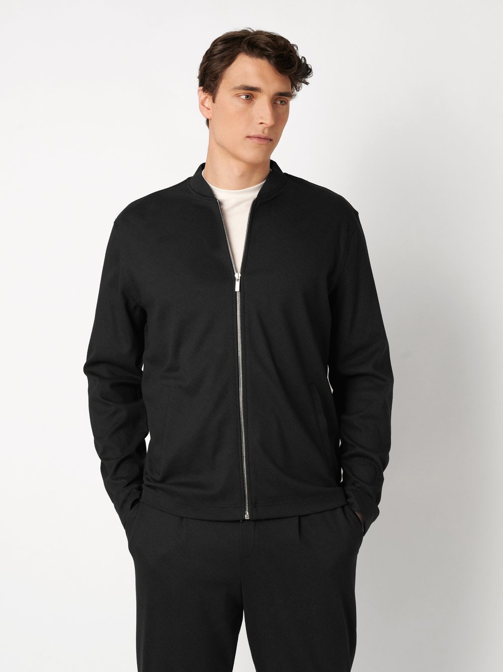 Herrenjacke Casual College Jacket in black twill, Frontansicht am Model getragen