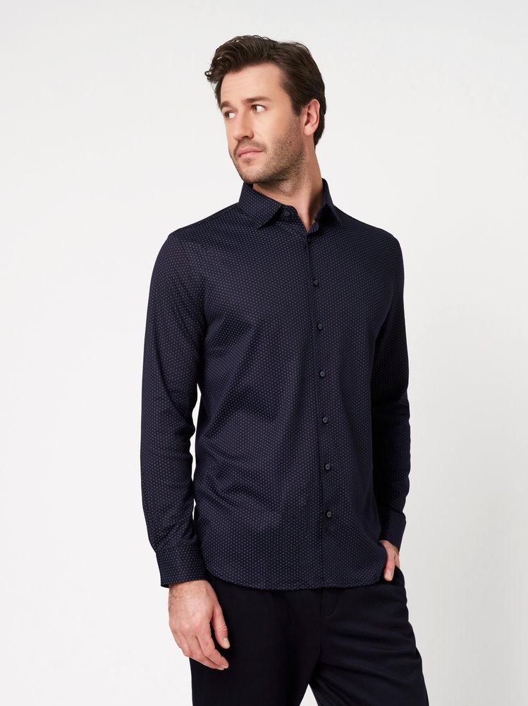 Herrenhemd Essential Kent in dark blue water bubbles, Frontansicht am Model getragen