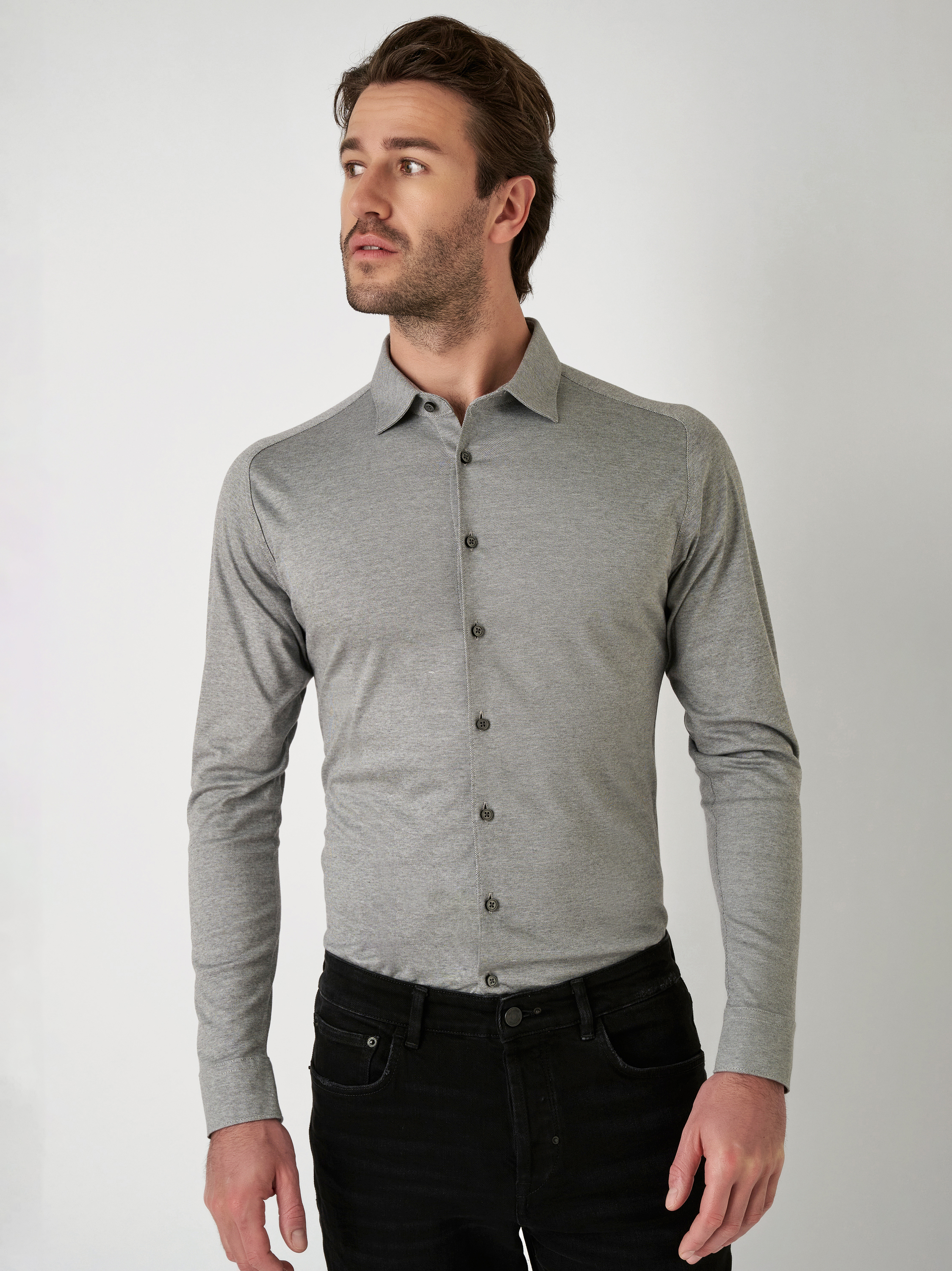 Herrenhemd Casual Kent in light grey pique, Frontansicht am Model getragen