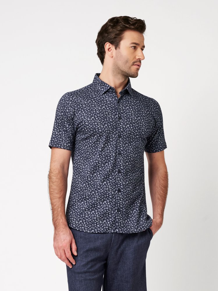 Herrenhemd Casual Kent in dark blue denim with flowers, Frontansicht am Model getragen