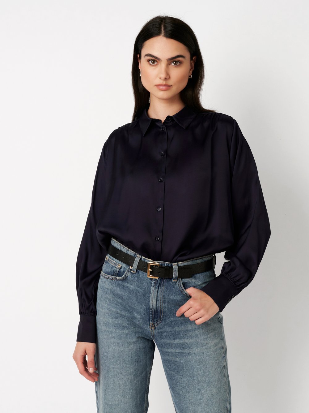 Damenbluse Lena in solid midnight blue, Frontansicht am Model getragen