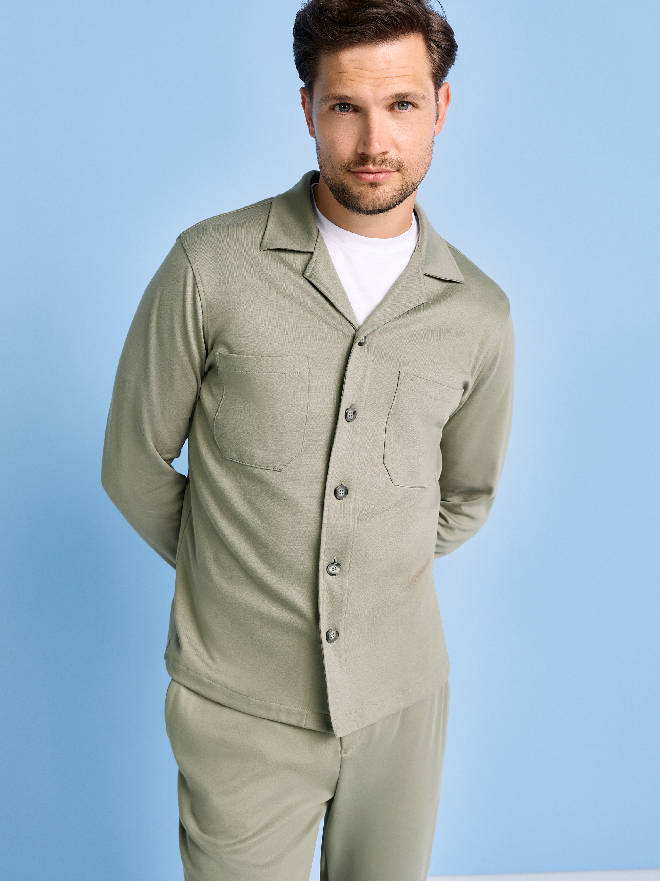 Herrenhemd Casual Overshirt Revers in solid green, Frontansicht am Model getragen