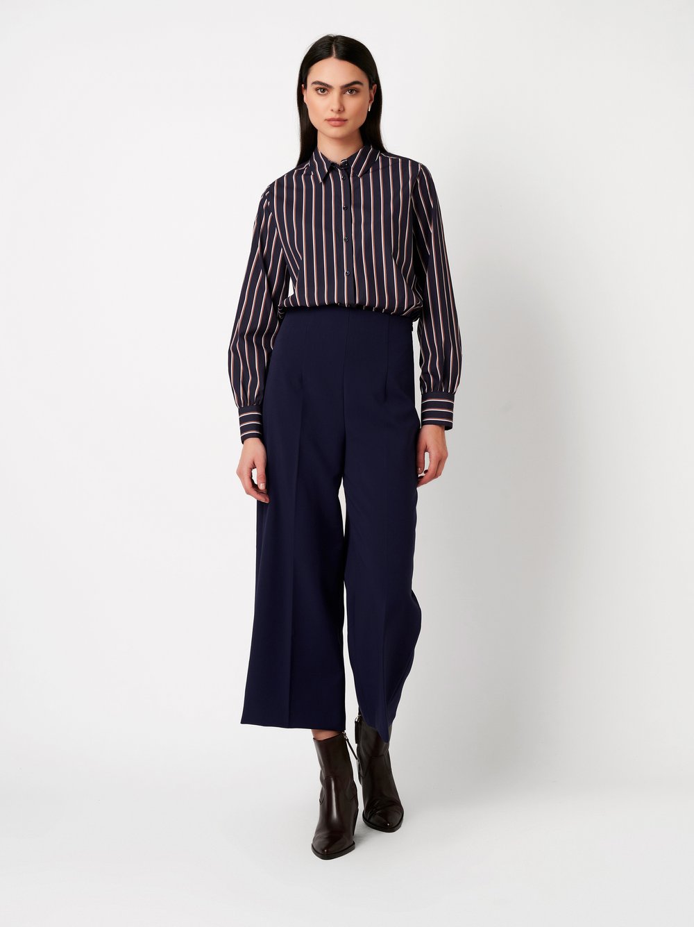Damenbluse Lizzy in striped navy mocha, Outfitansicht am Model