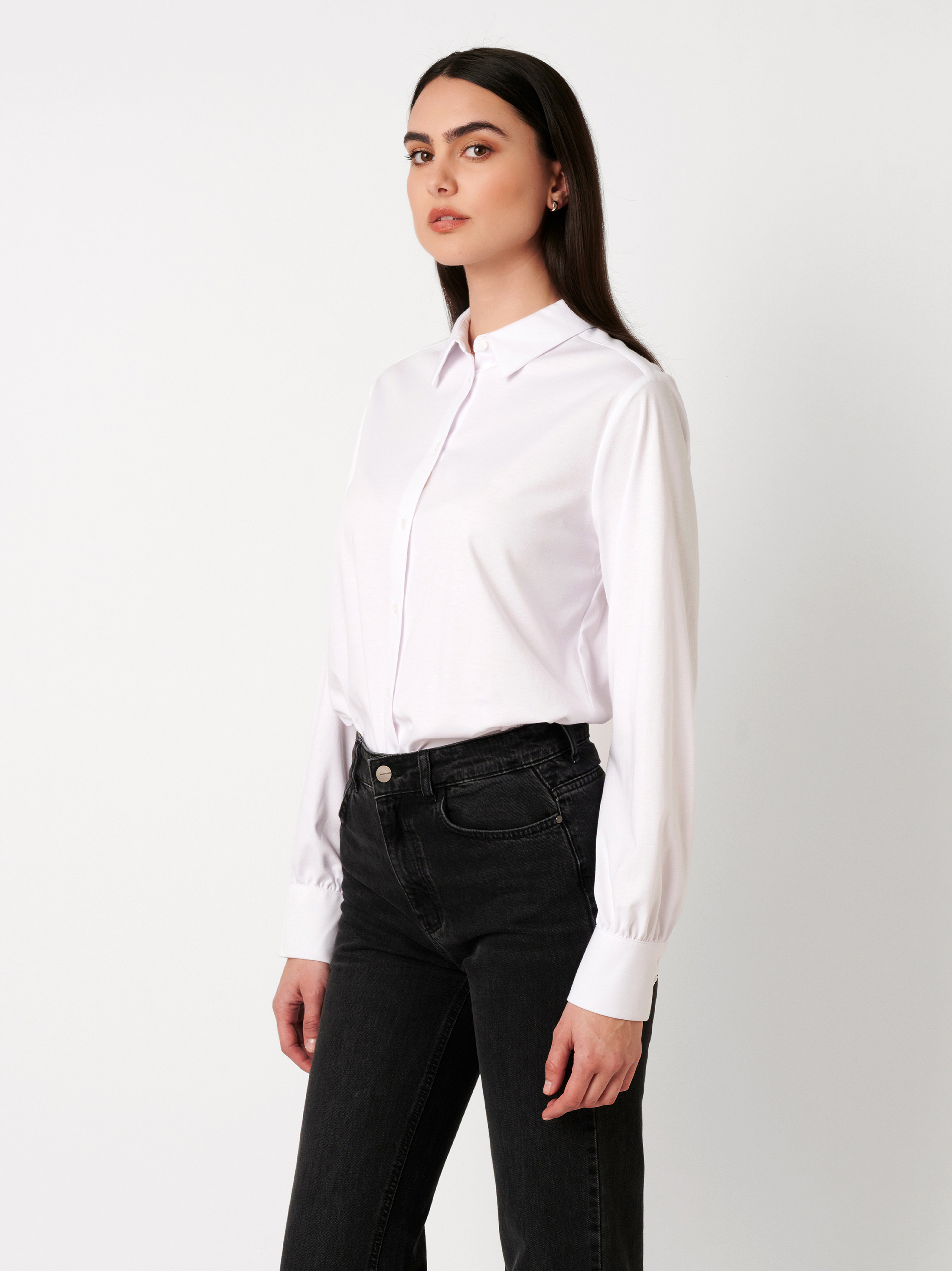 Damenbluse Lizzy in white, Frontansicht am Model getragen