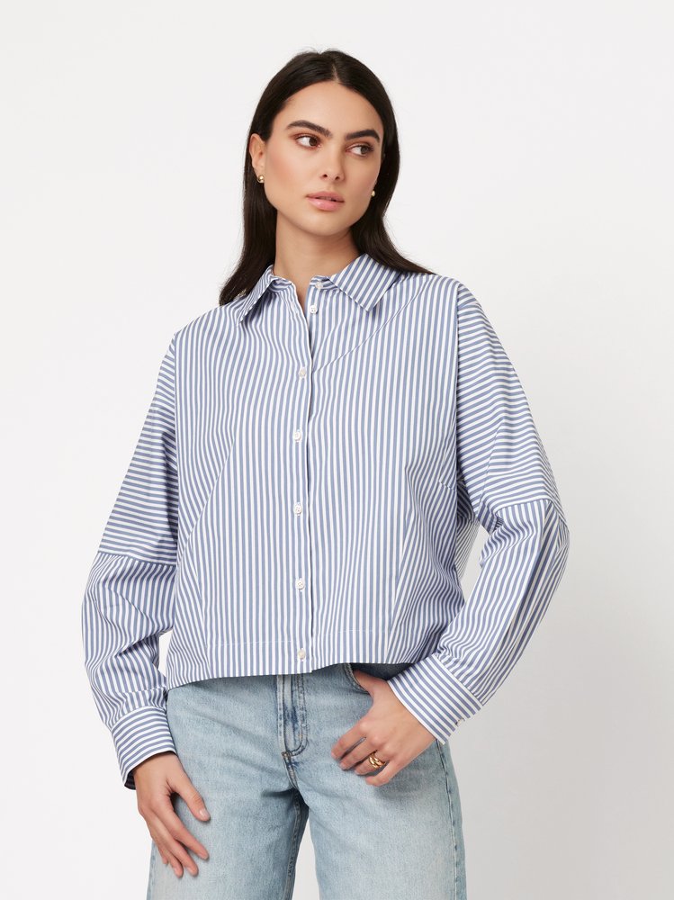 Damenbluse Frieda in summer blue, Frontansicht am Model getragen