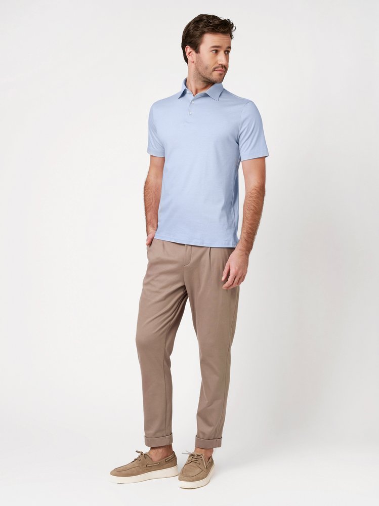 Herrenpolo Essential Kent in light blue pique, Outfitansicht am Model