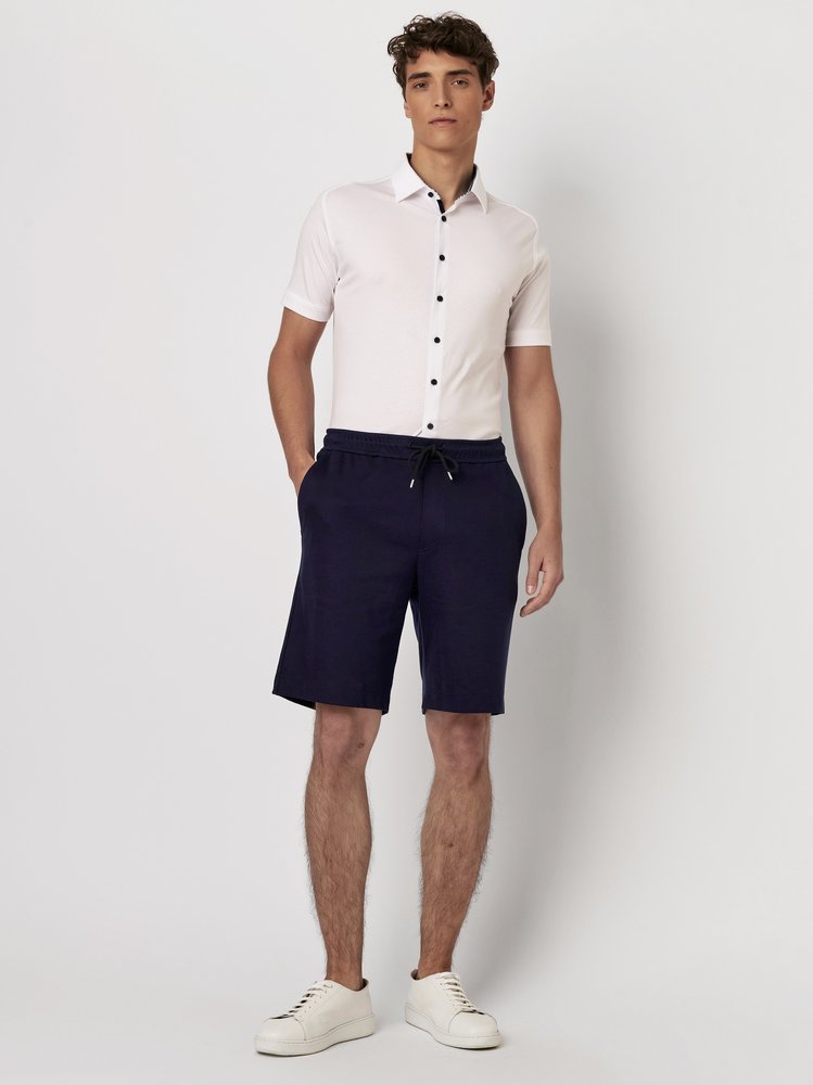 Herrenshorts Casual Shorts in solid navy, Outfitansicht am Model
