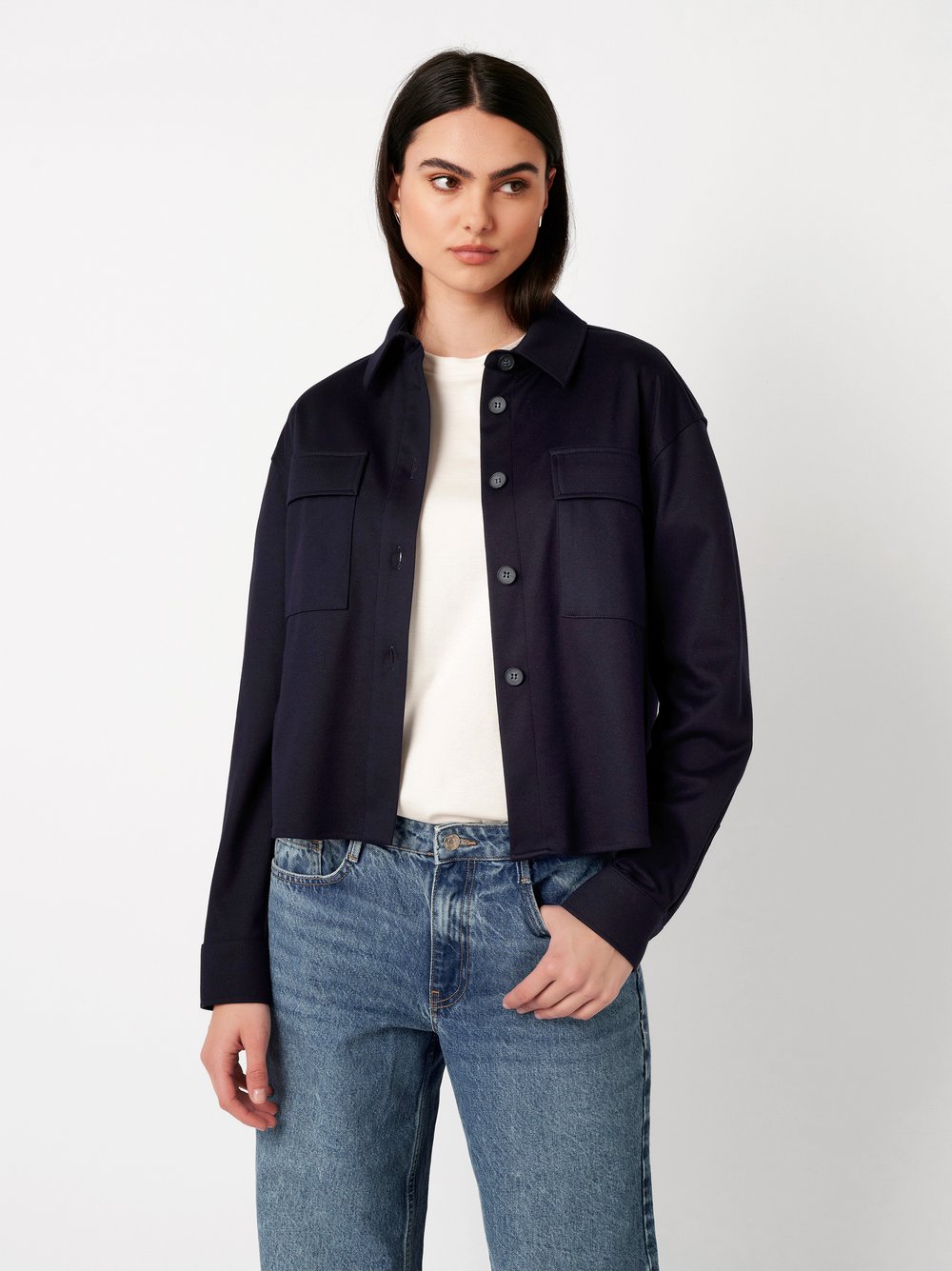 Damenbluse Sina in solid midnight blue, Frontansicht am Model getragen