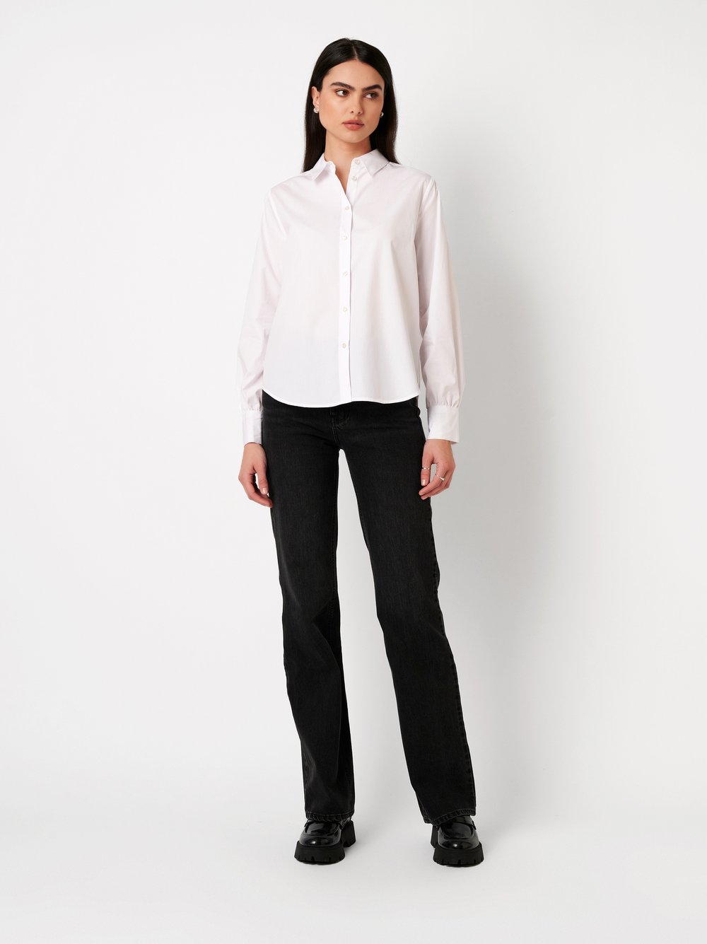 Damenbluse Lizzy in solid white, Outfitansicht am Model