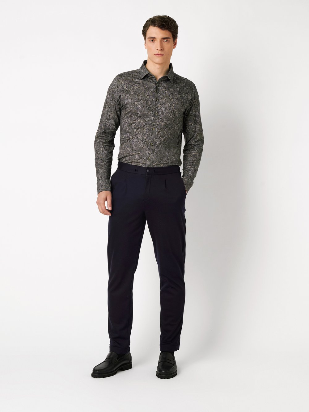 Mens shirt casual kent in mossgreen corduroy paisley, outfit view worn by model