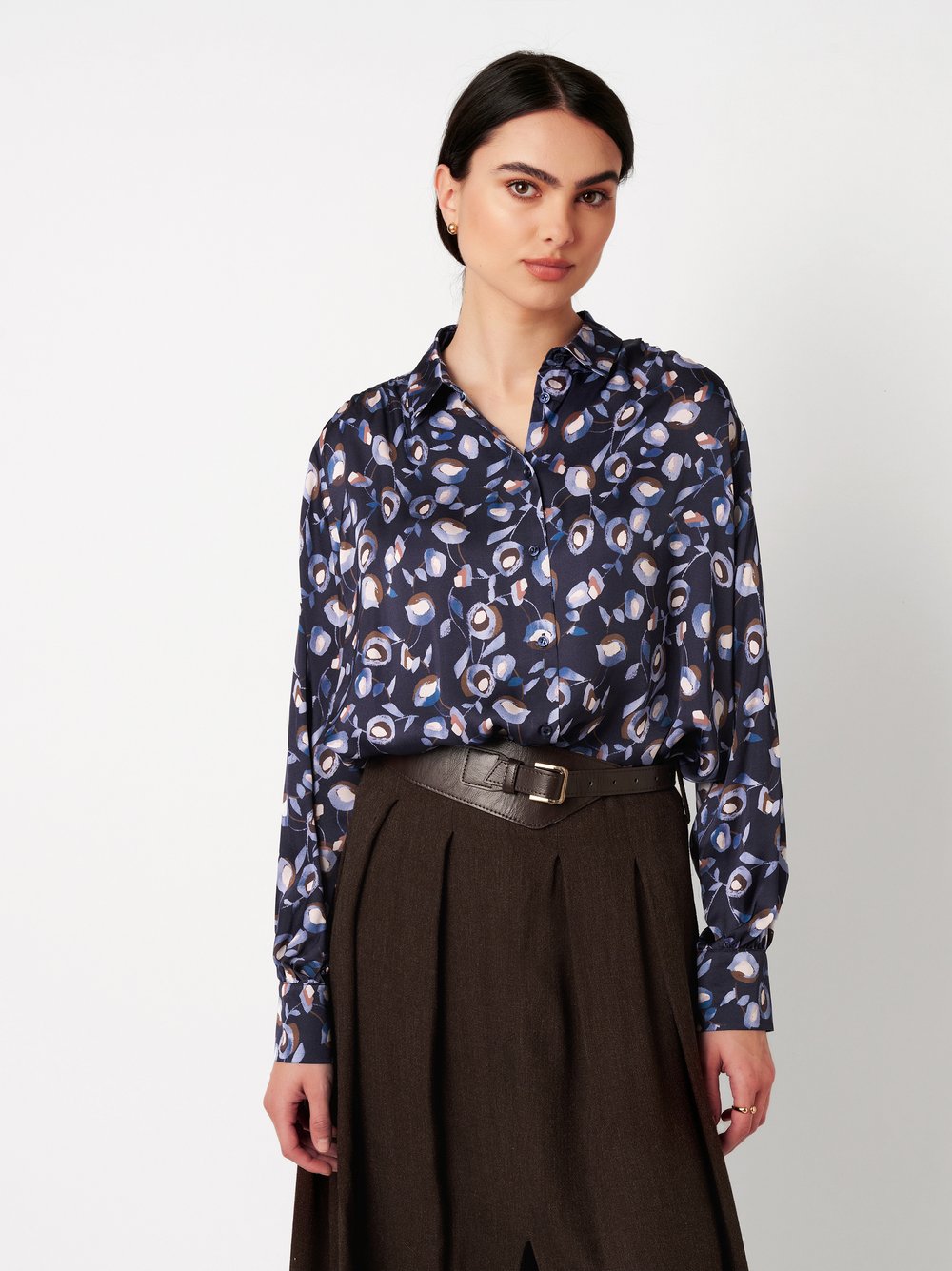 Damenbluse Lena in muted meadow navy, Frontansicht am Model getragen