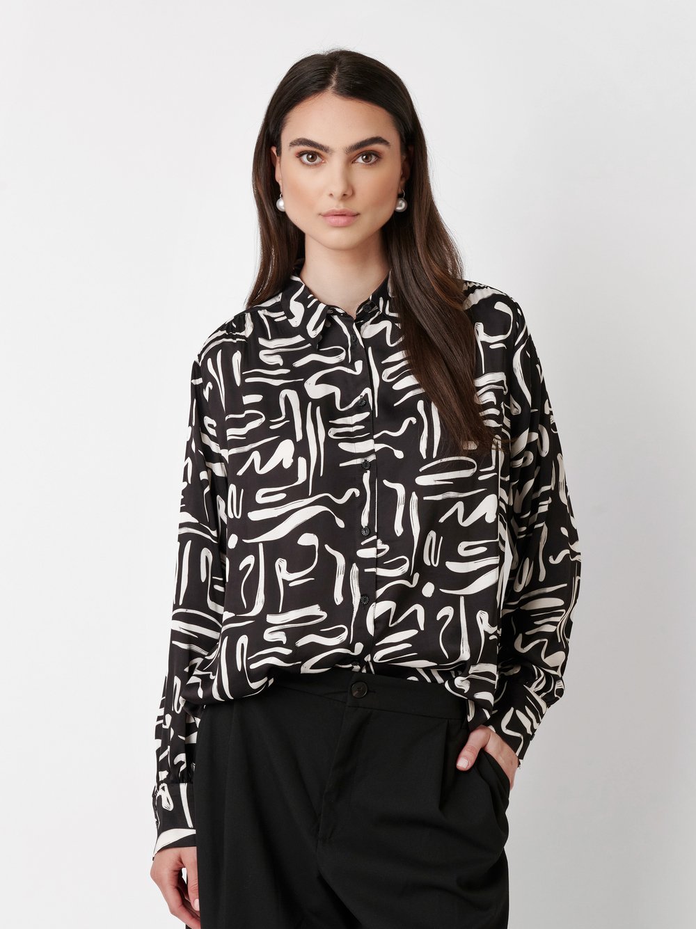 Blouse Lena handpainted creme on black front view