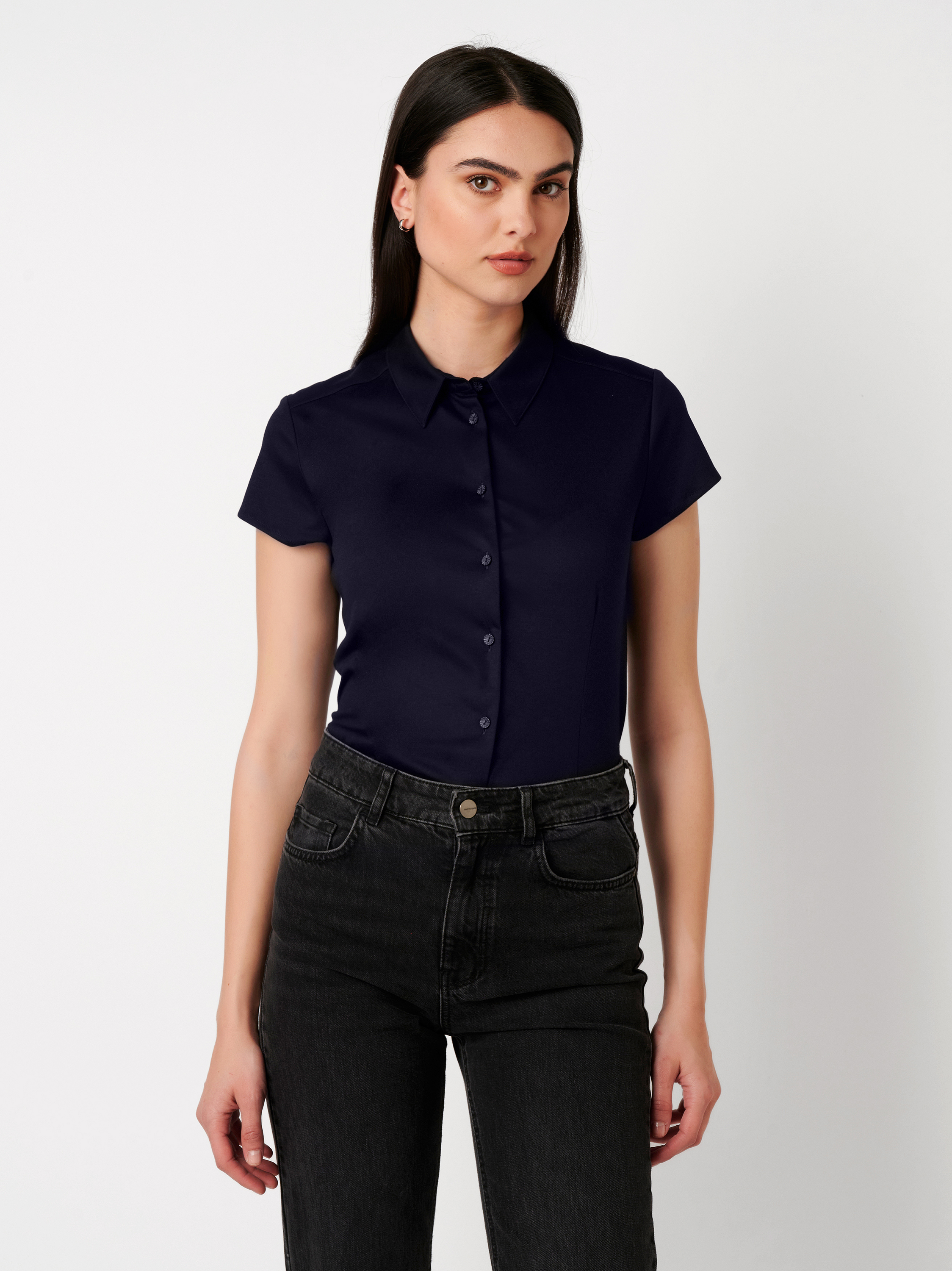 Damenbluse Pia in solid midnight blue, Frontansicht am Model getragen