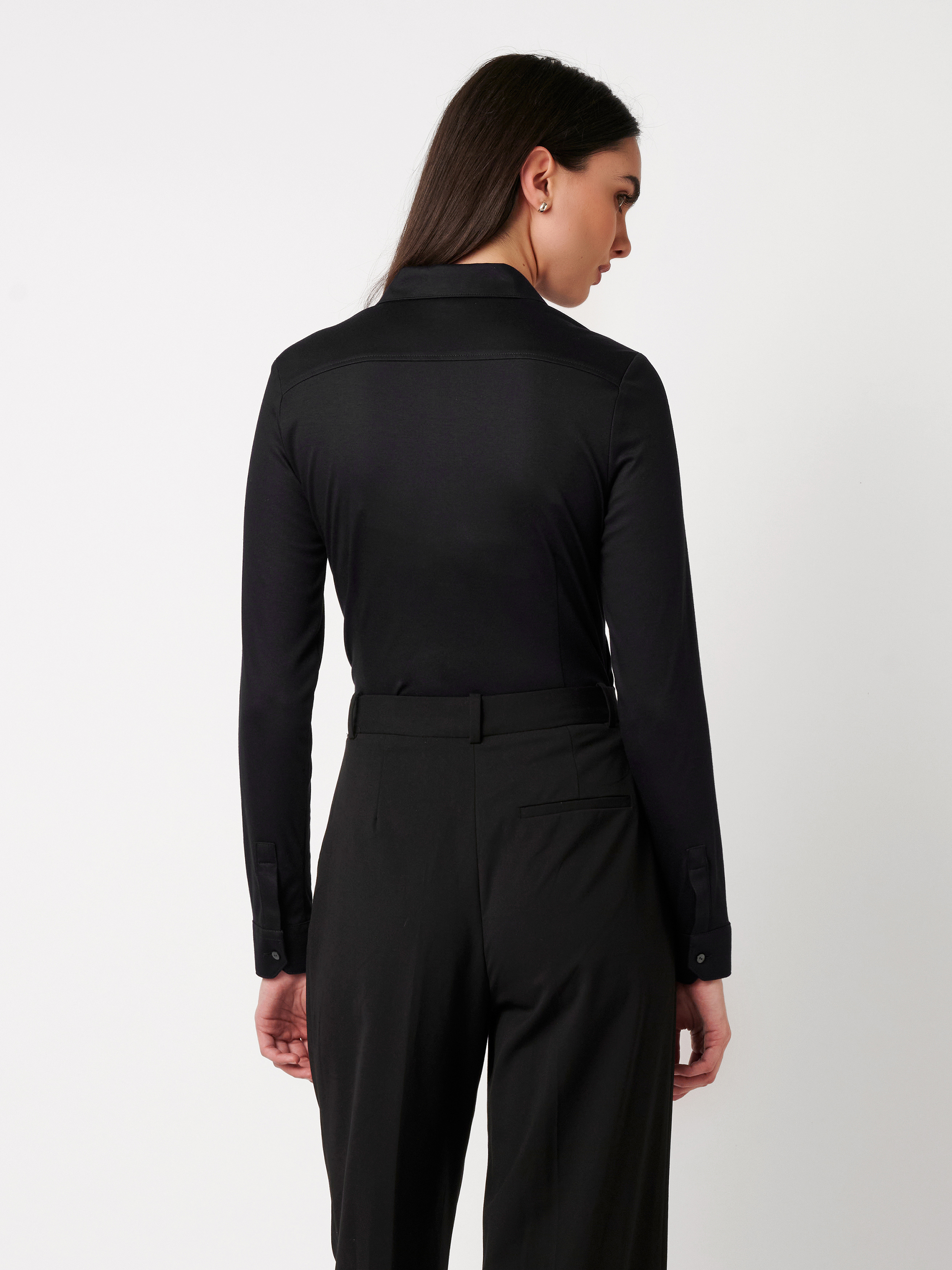 Damenbluse Pia in solid black, Rueckansicht am Model getragen