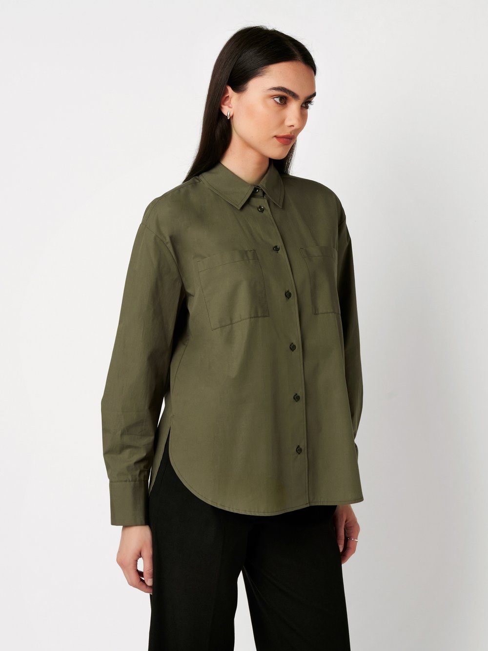 Damenbluse Finja in olive, Frontansicht am Model getragen