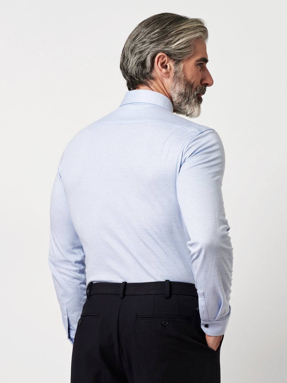 Herrenhemd Luxury Hai in blue melange, Rueckansicht am Model getragen