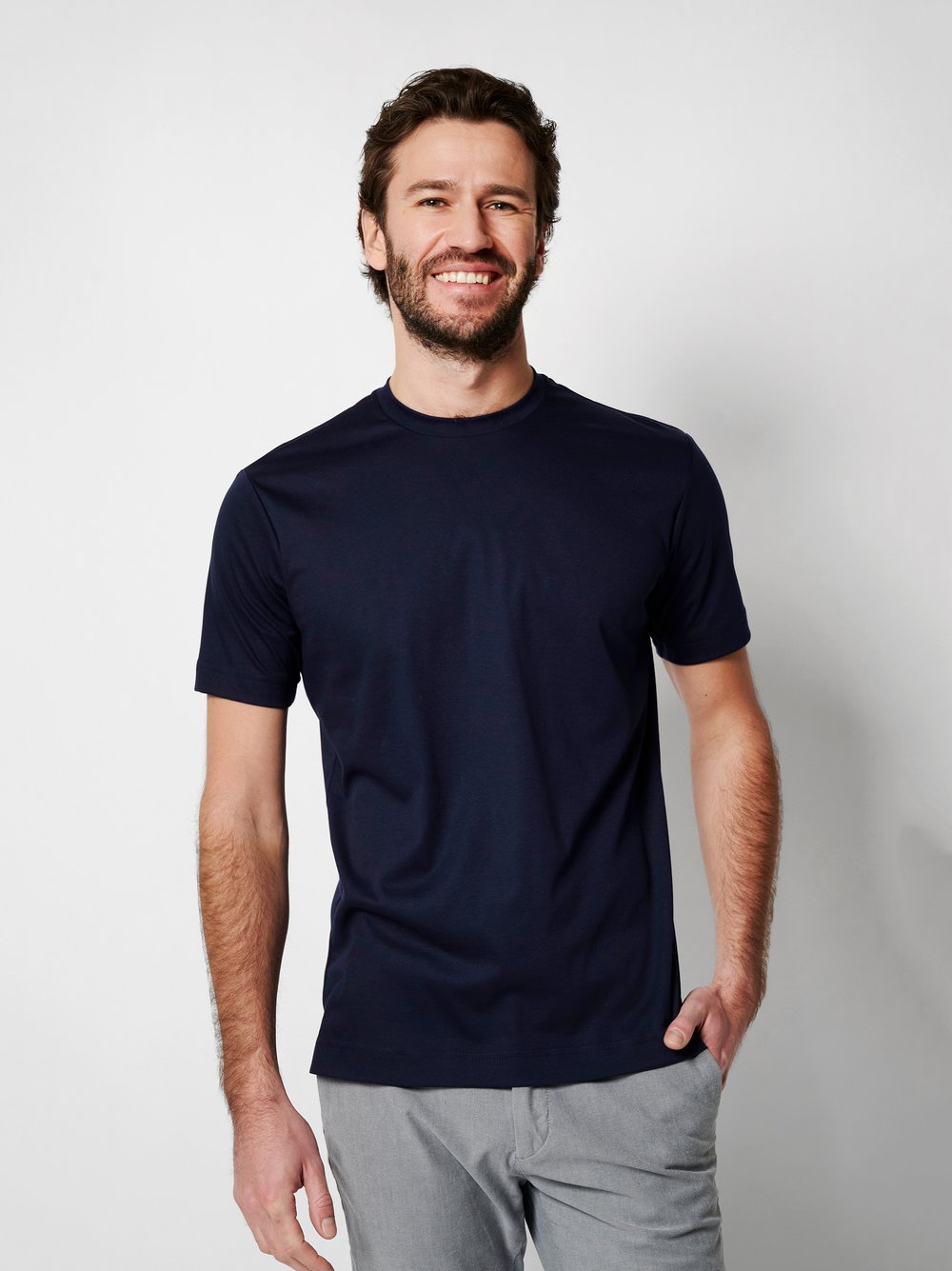 Herrenshirt Casual Roundneck in solid navy, Frontansicht am Model getragen