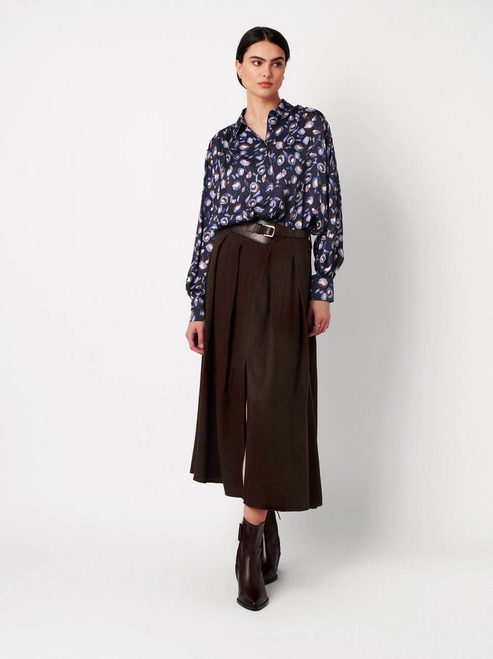 Damenbluse Lena in muted meadow navy, Outfitansicht am Model