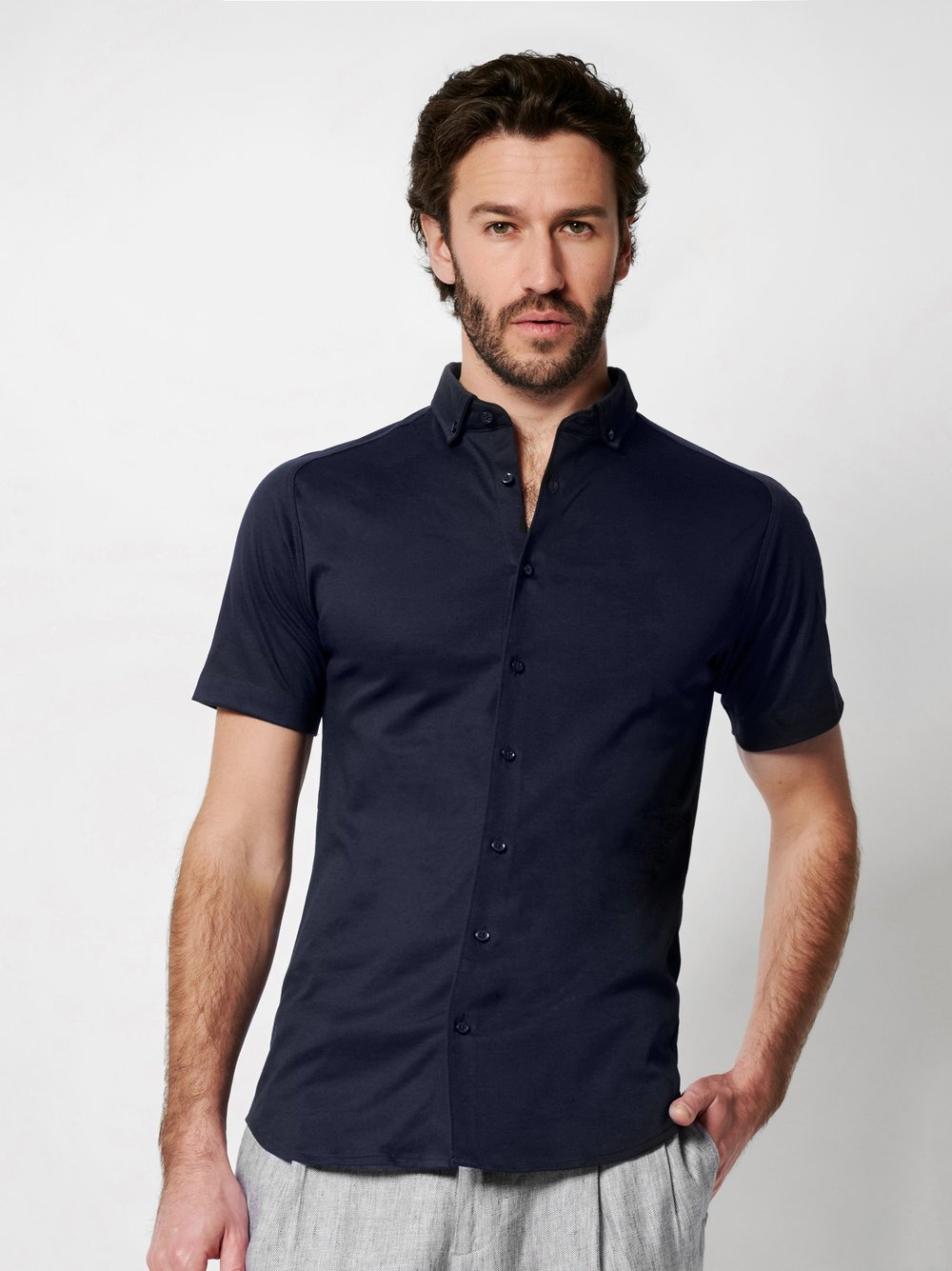 Herrenhemd Modern Button Down in solid navy, Frontansicht am Model getragen