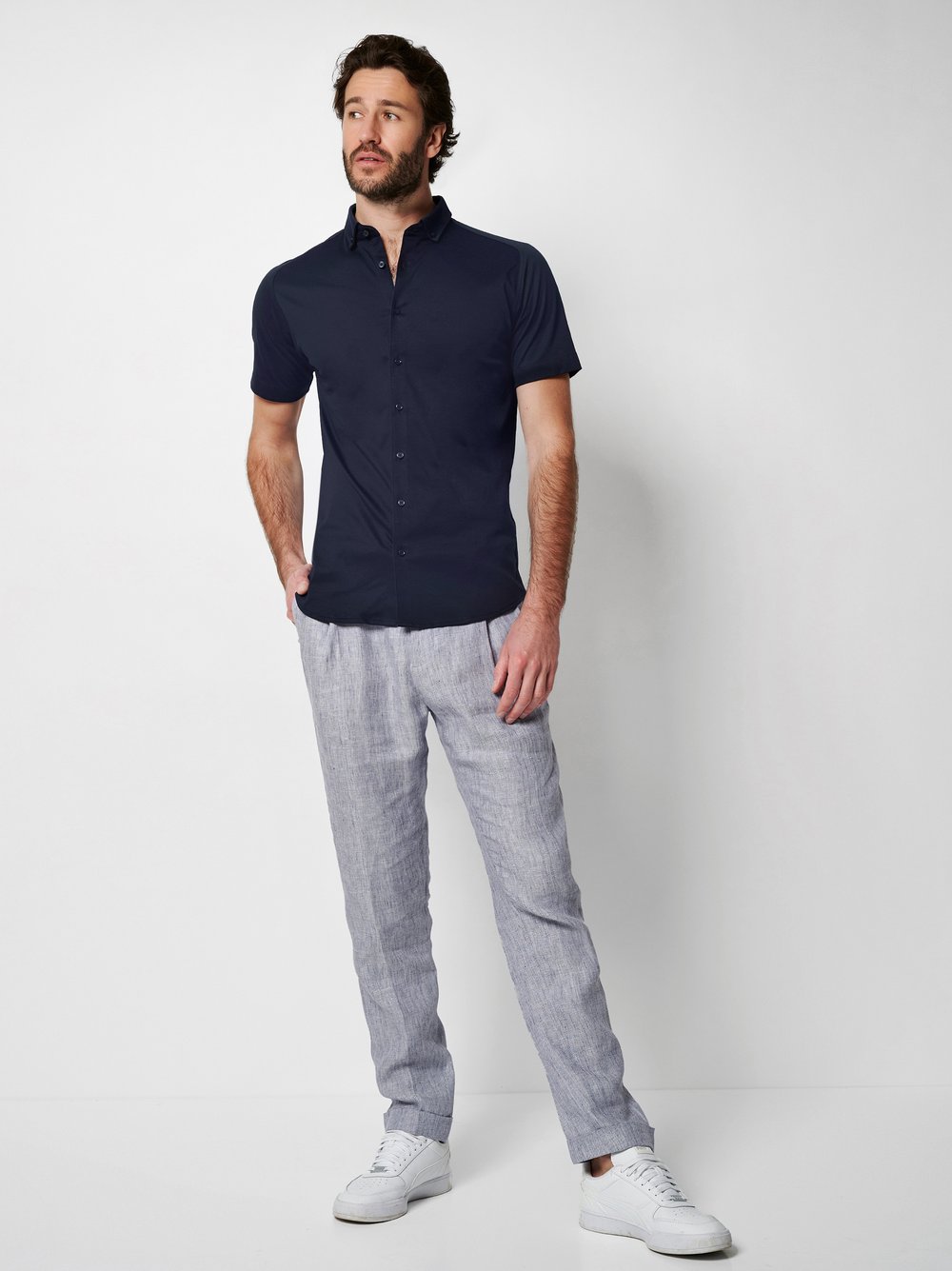 Herrenhemd Modern Button Down in solid navy, Outfitansicht am Model