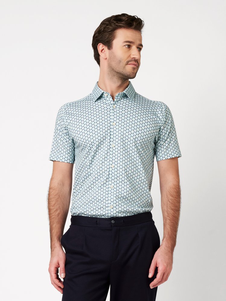 Herrenhemd Casual Kent in turquoise wheels, Frontansicht am Model getragen