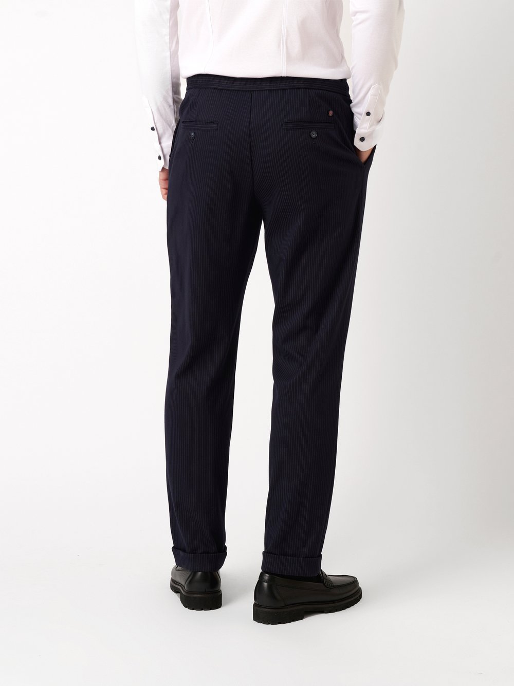 Herrenhose Casual Pants in blue stripes, Rueckansicht am Model getragen