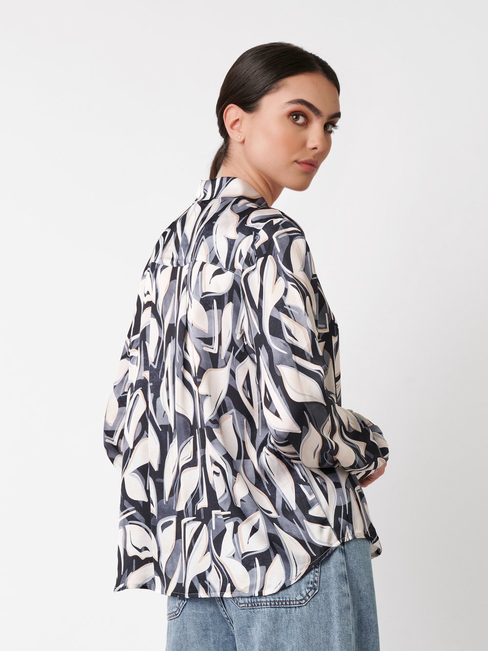 Blouse Lena abstract leaves blue rear view