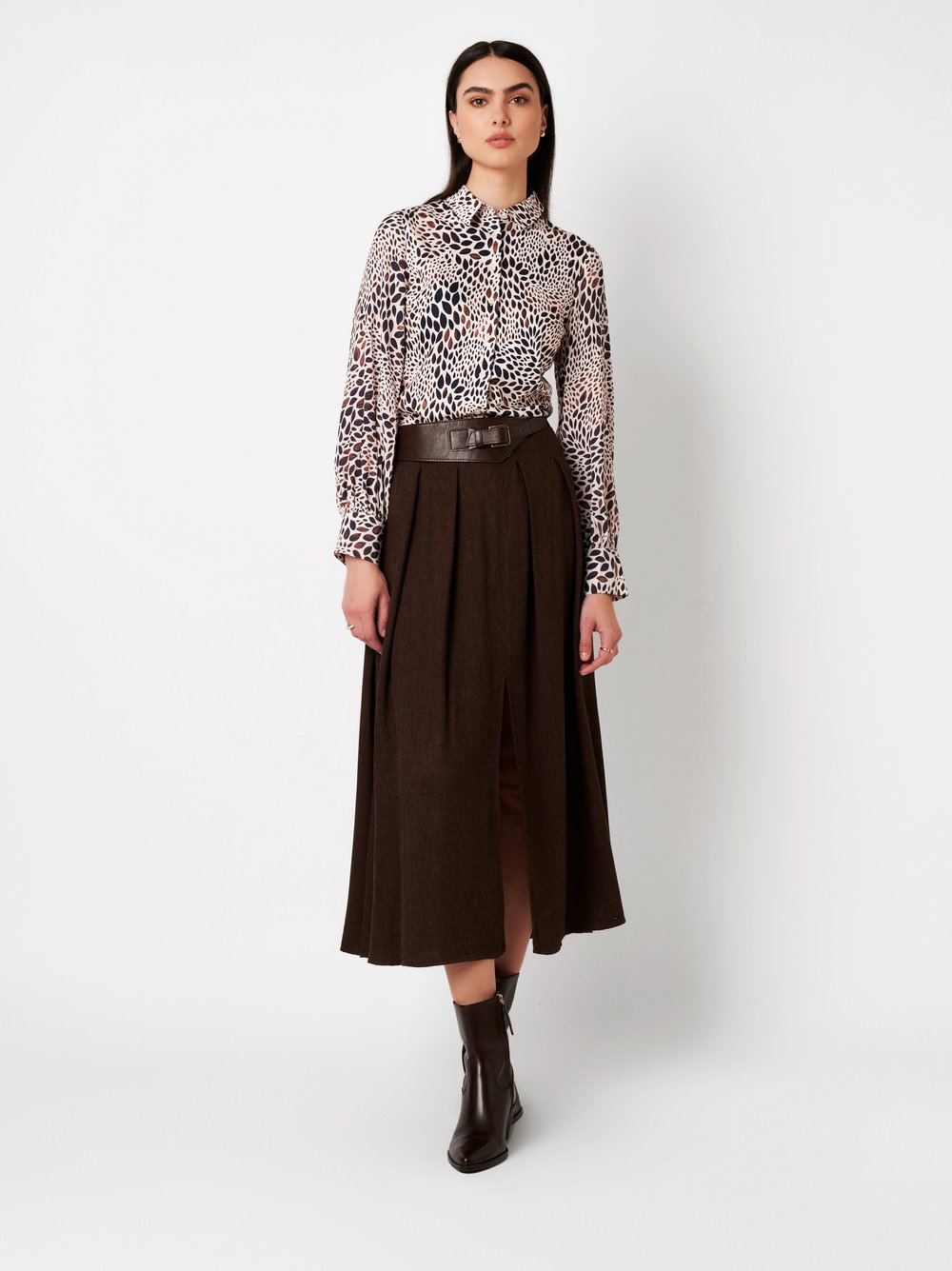 Damenbluse Pia in leaf mosaic mocha, Outfitansicht am Model