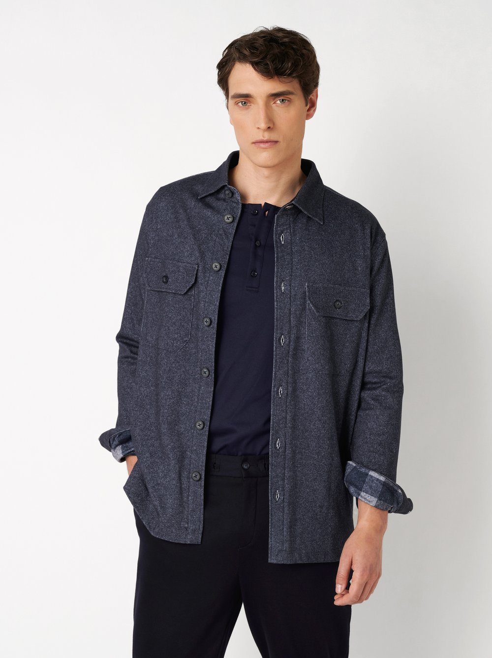 Herrenhemd Casual Shacket in navy twill, Frontansicht am Model getragen