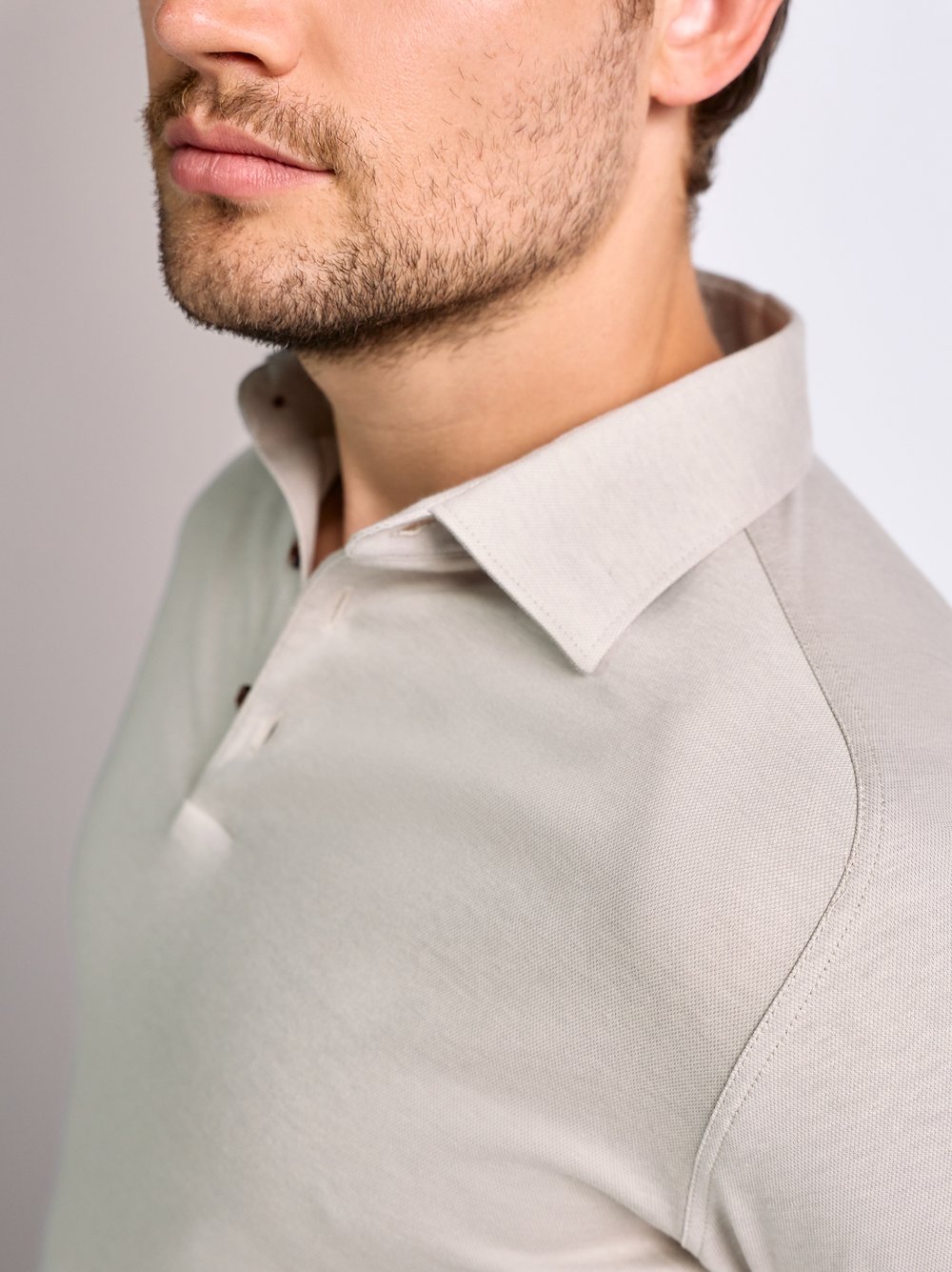 Mens Polo casual kent in light sonte pique, detail view