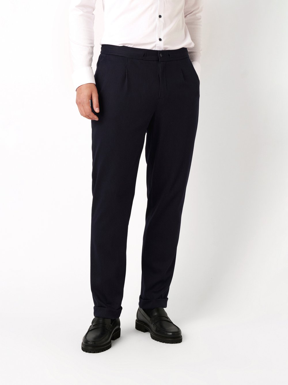 Herrenhose Casual Pants in blue stripes, Frontansicht am Model getragen