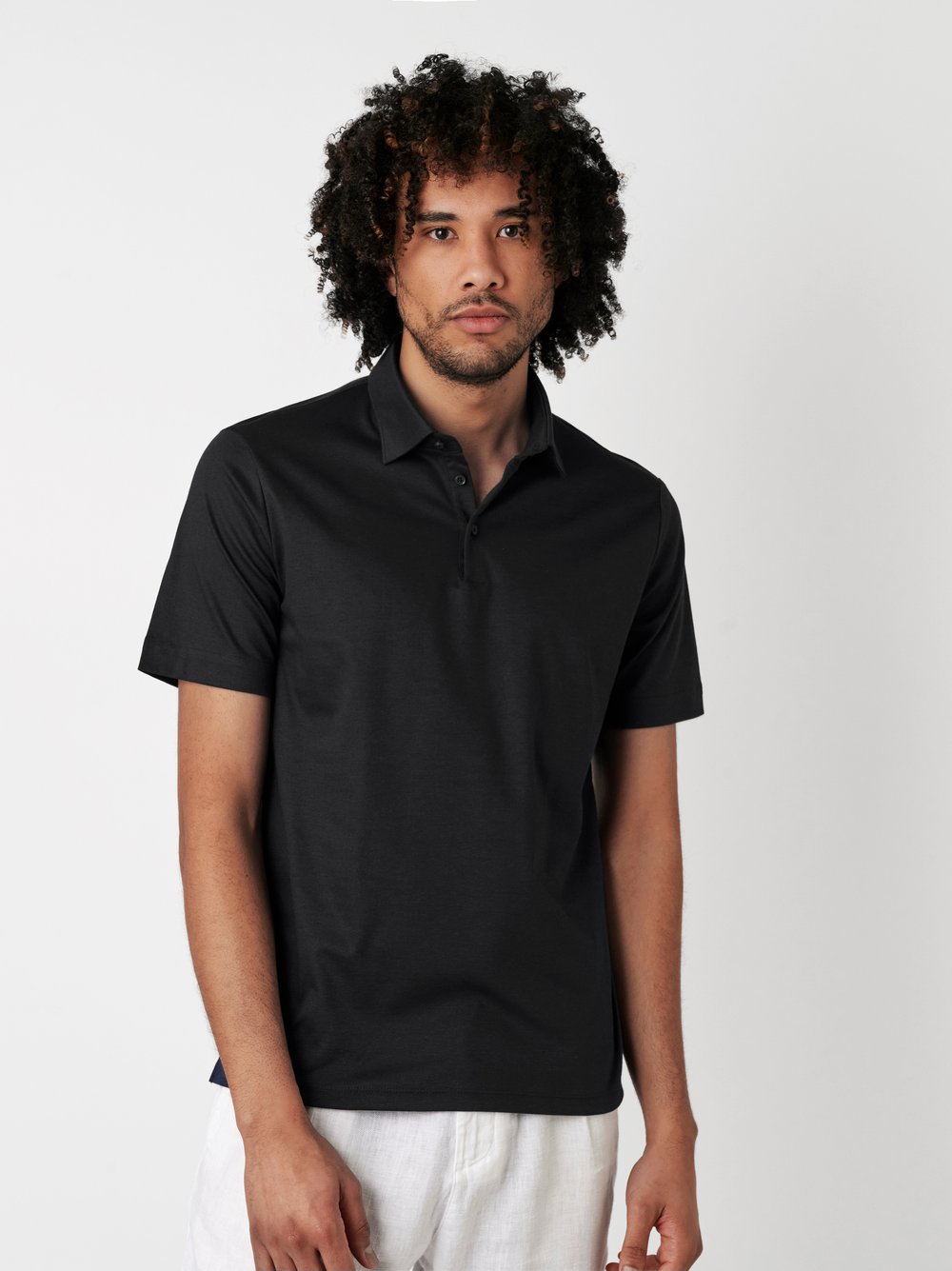 Herrenpolo Essential Kent in black pique, Frontansicht am Model getragen