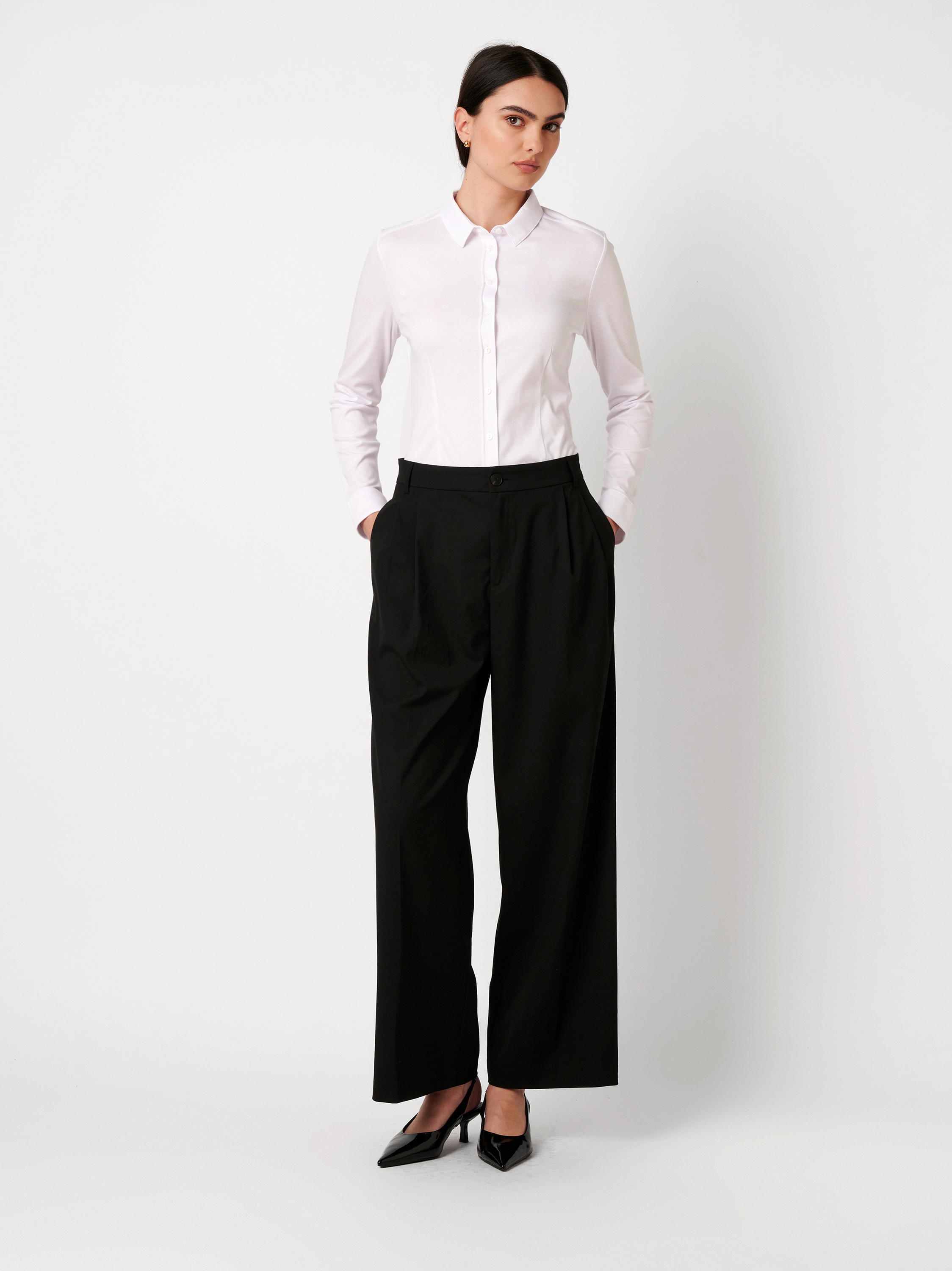 Damenbluse Pia in solid white, Outfitansicht am Model