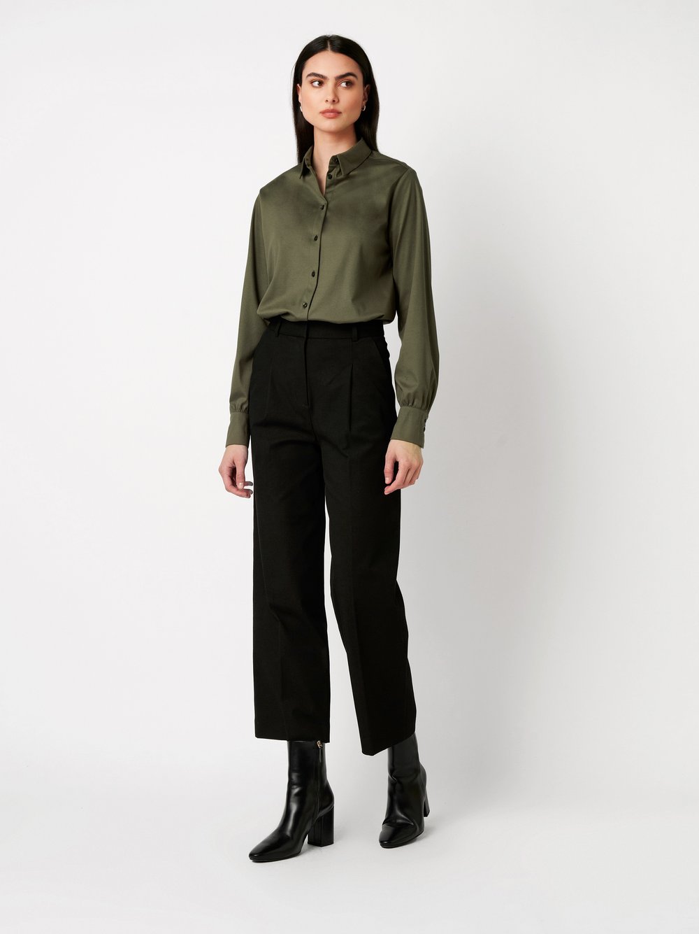 Damenbluse Lizzy in olive, Outfitansicht am Model