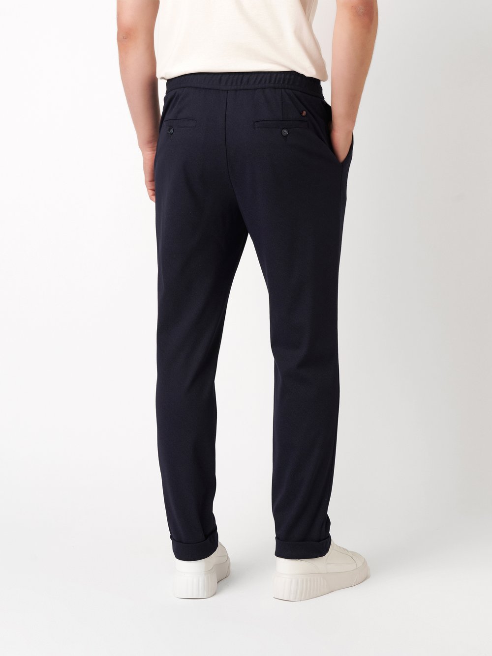 Herrenhose Casual Pants in dark navy twill, Rueckansicht am Model getragen
