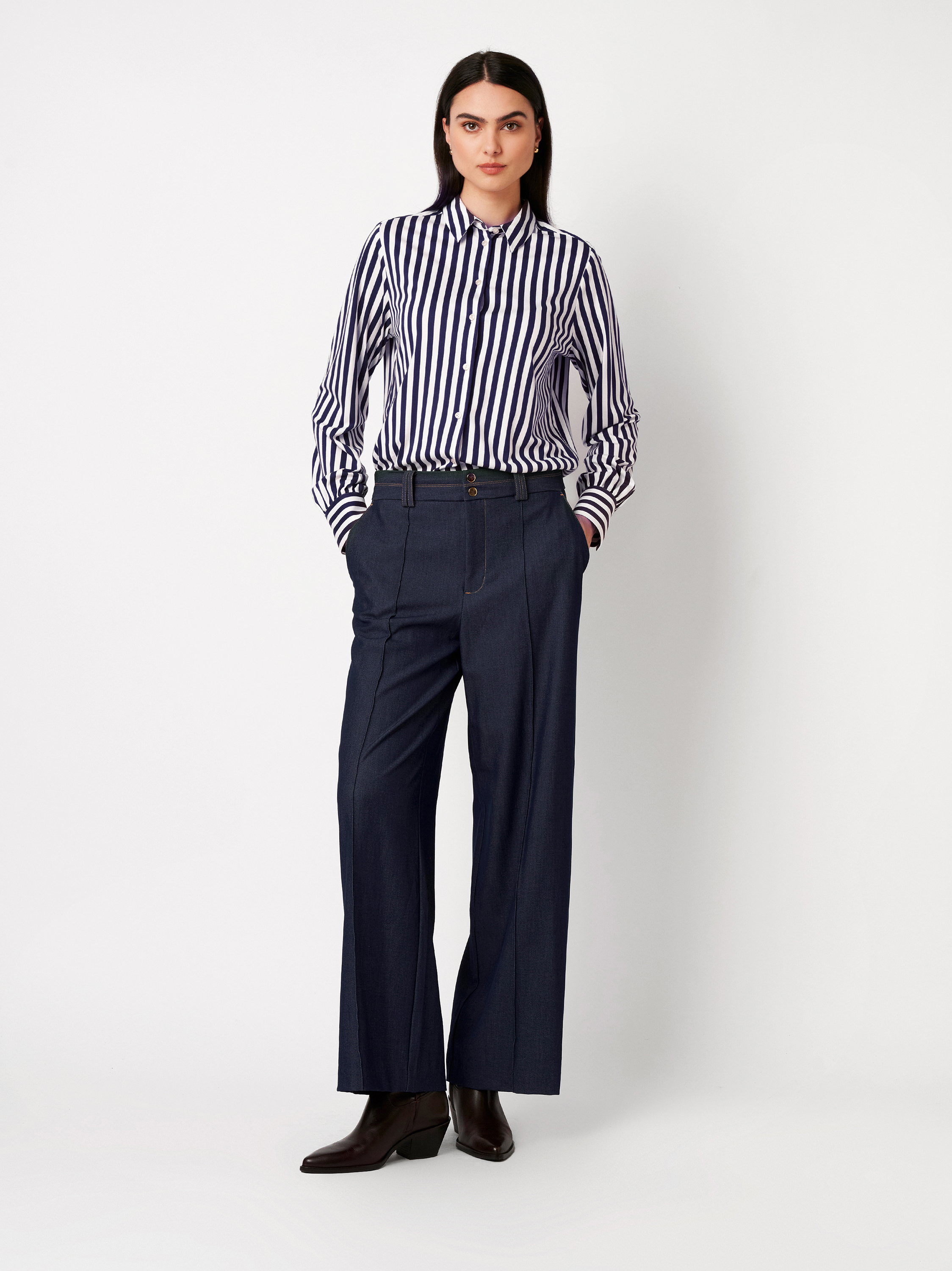 Damenbluse Lizzy in boldstripe navy, Outfitansicht am Model