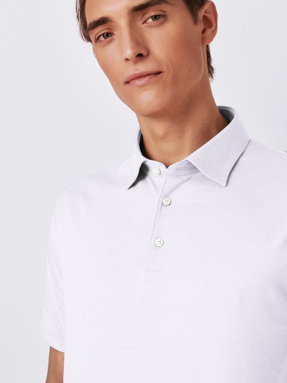 Herrenpolo Essential Kent in white pique, Detailansicht
