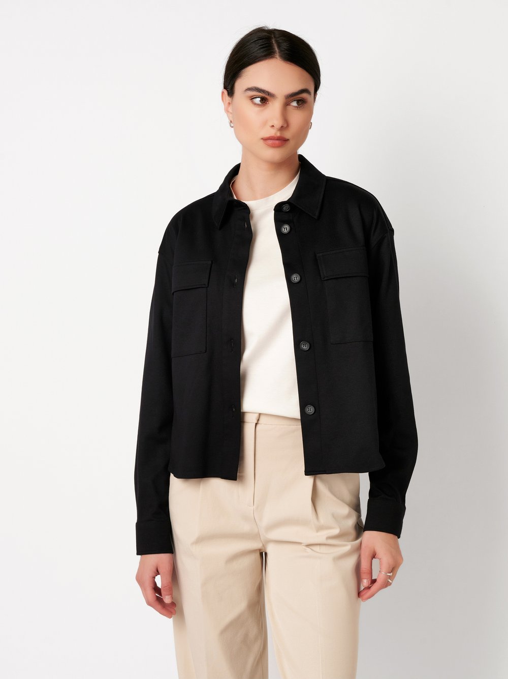 Damenbluse Sina in solid black, Frontansicht am Model getragen