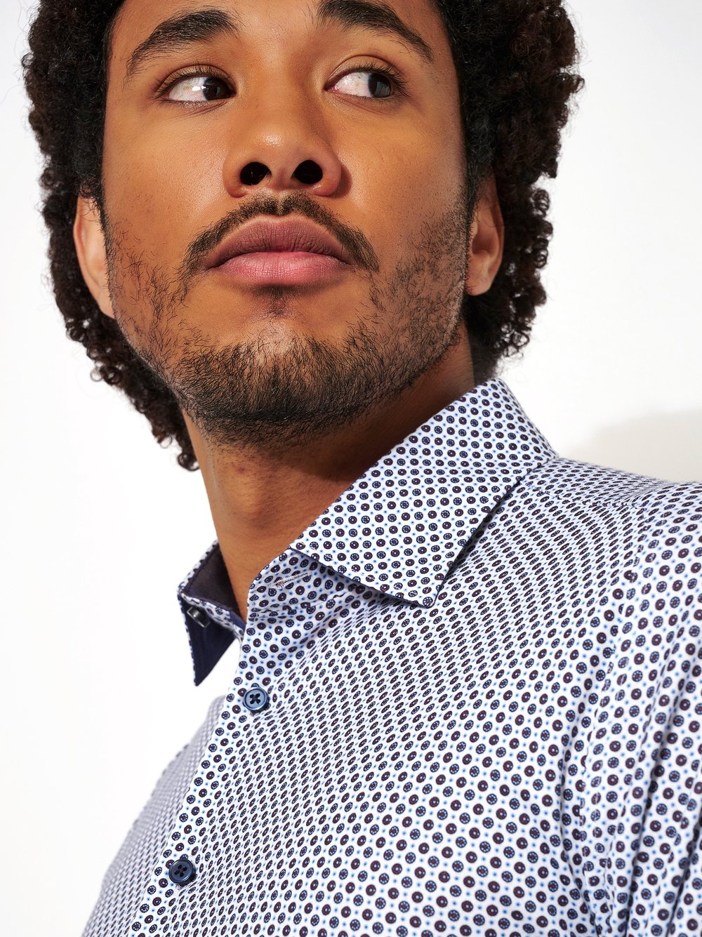 Mens shirt casual kent in white with red and blue dots, detail view