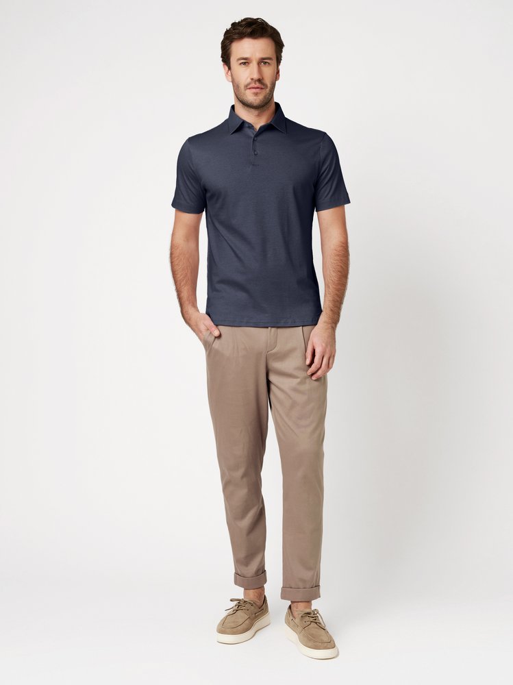 Herrenpolo Essential Kent in navy pique, Outfitansicht am Model