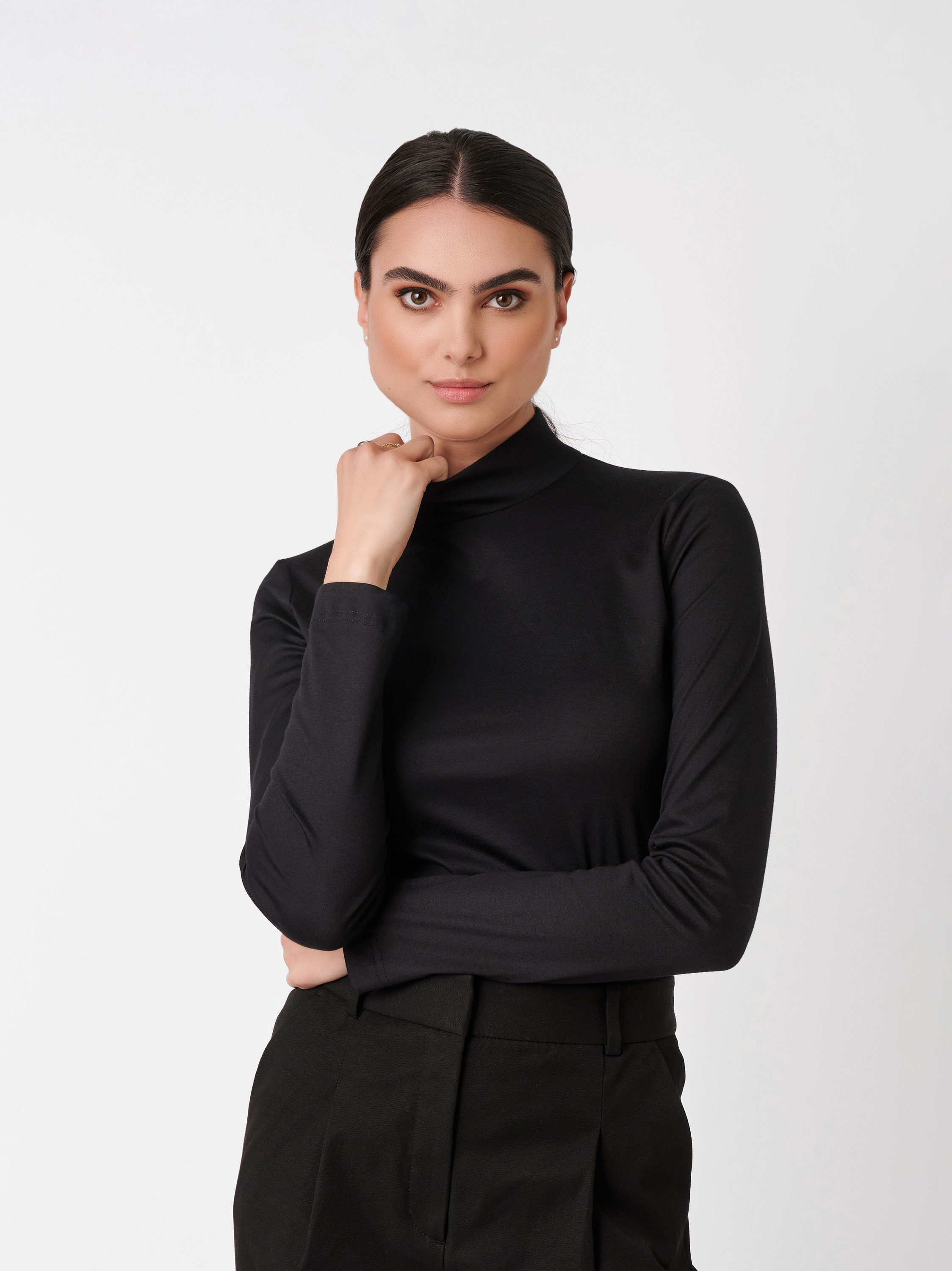 Damenrolli Anna in black popeline, Frontansicht am Model getragen