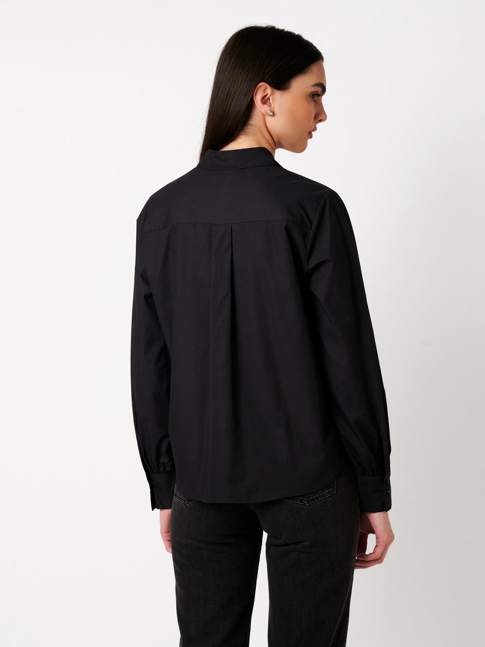 Damenbluse Lizzy in solid black, Rueckansicht am Model getragen
