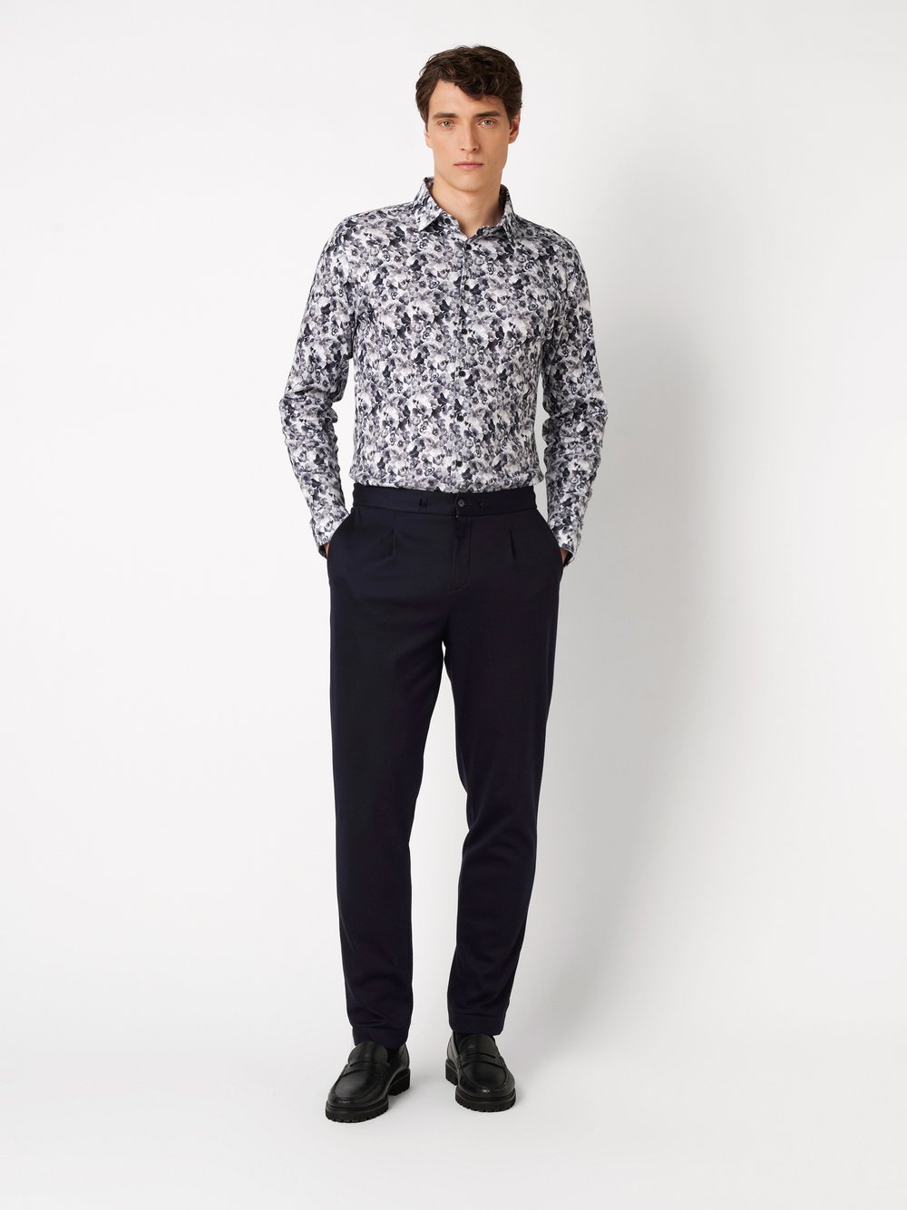 Mens shirt casual kent in greyish flowers, outfit view worn by model