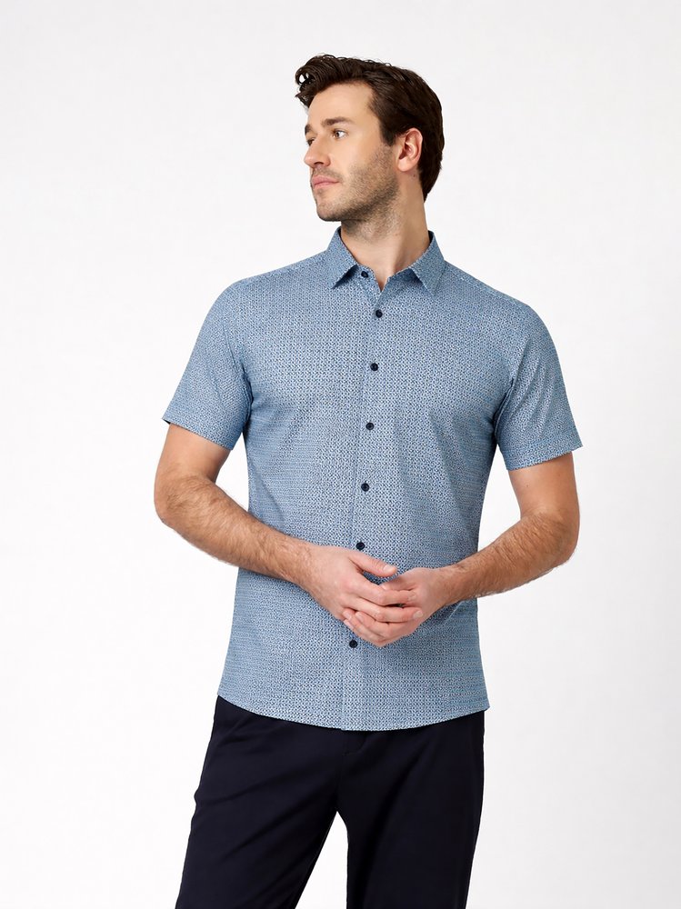 Herrenhemd Casual Kent in blue aqua pattern, Frontansicht am Model getragen