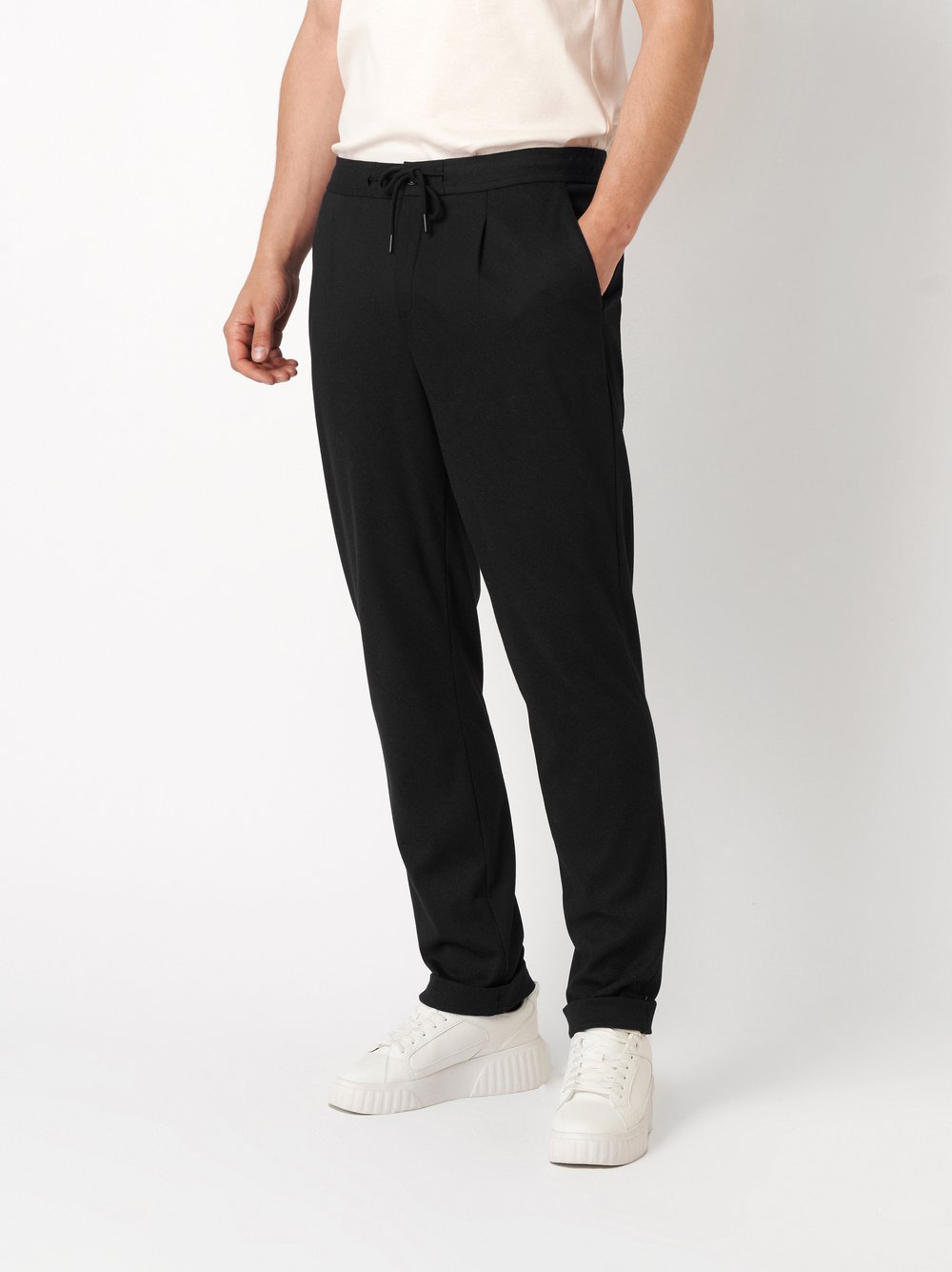 Herrenhose Casual Pants in black twill, Frontansicht am Model getragen