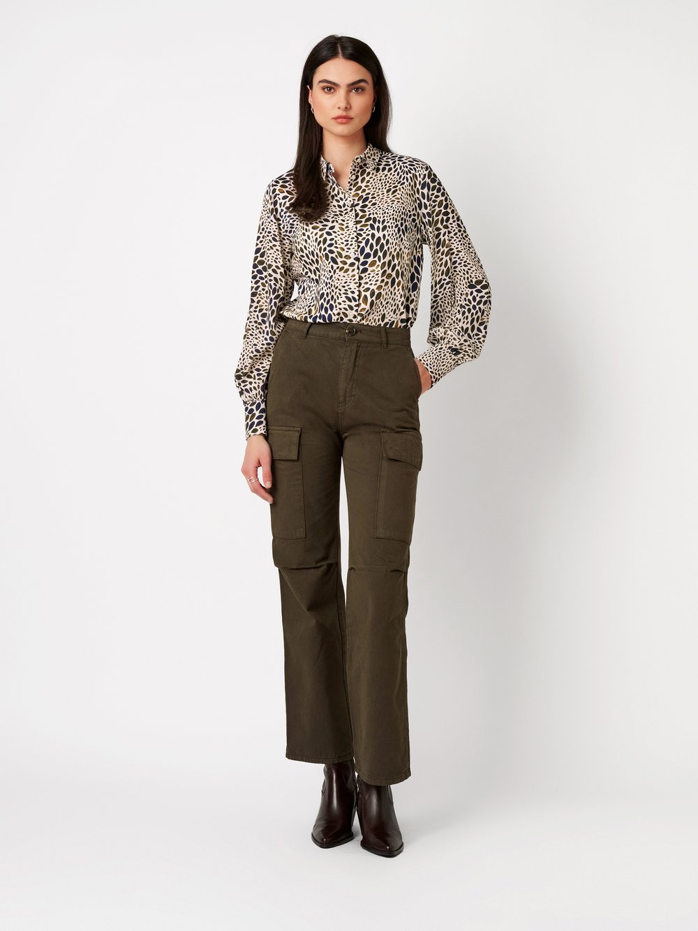 Damenbluse Pia in leaf mosaic olive, Outfitansicht am Model