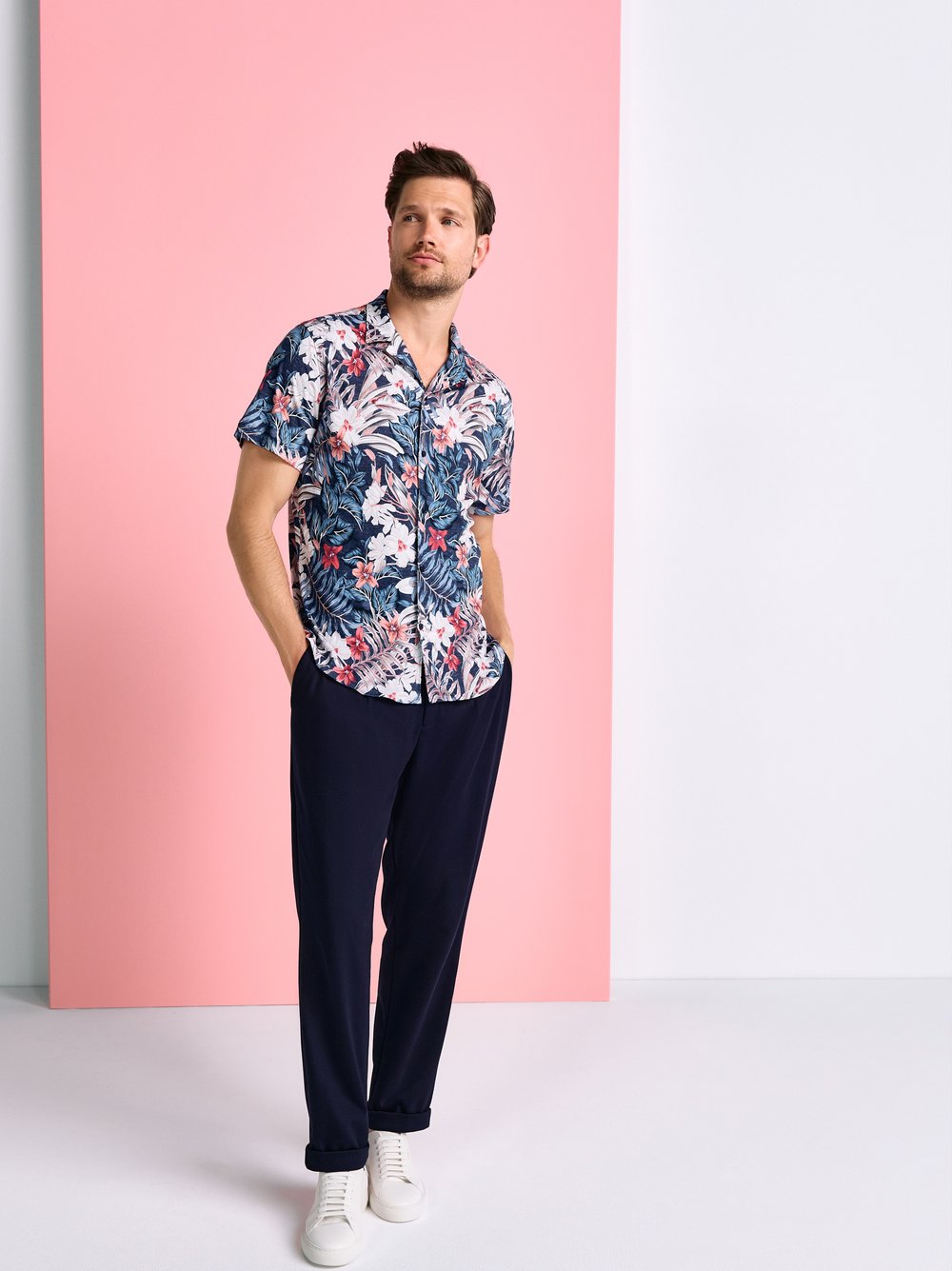 Mens shirt casual lido in apricot and blue flowers, outfit view worn by model