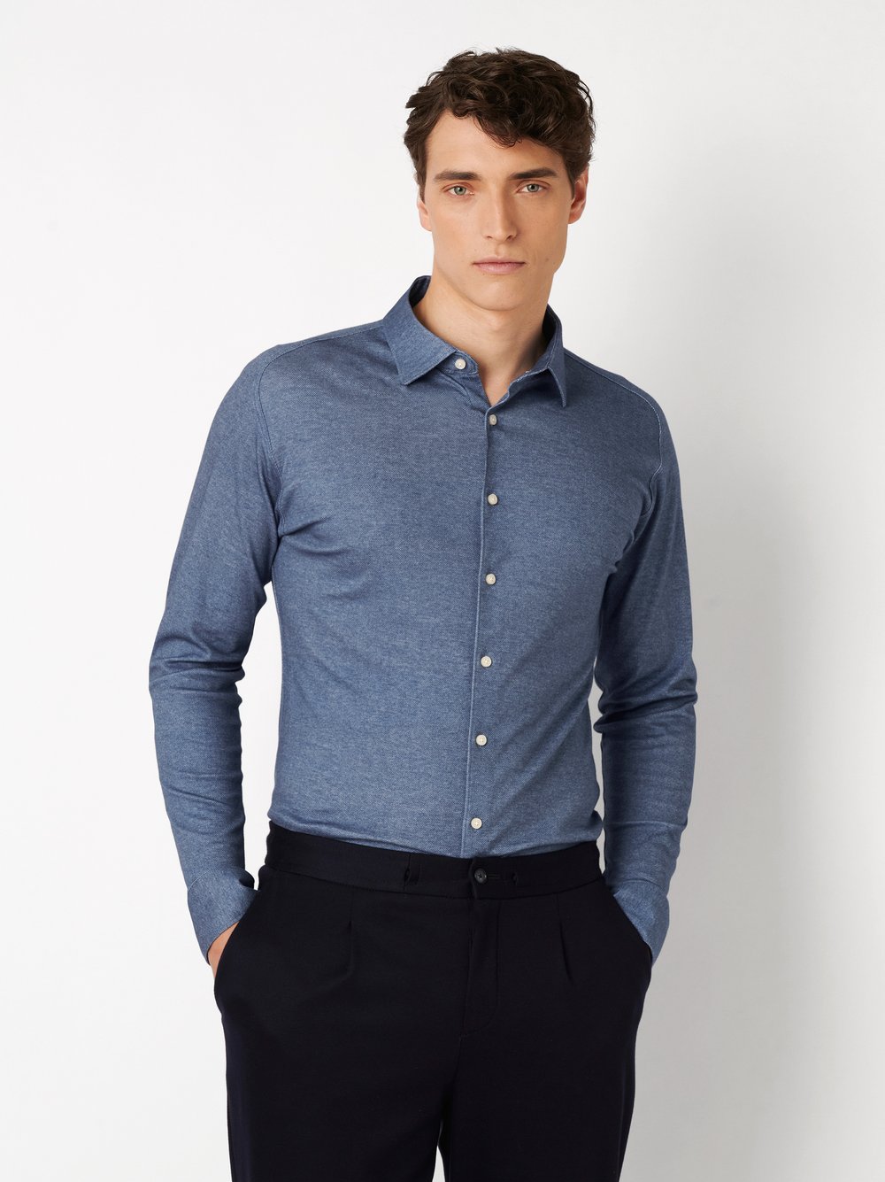 Mens shirt casual kent in blue twill, front view worn by model