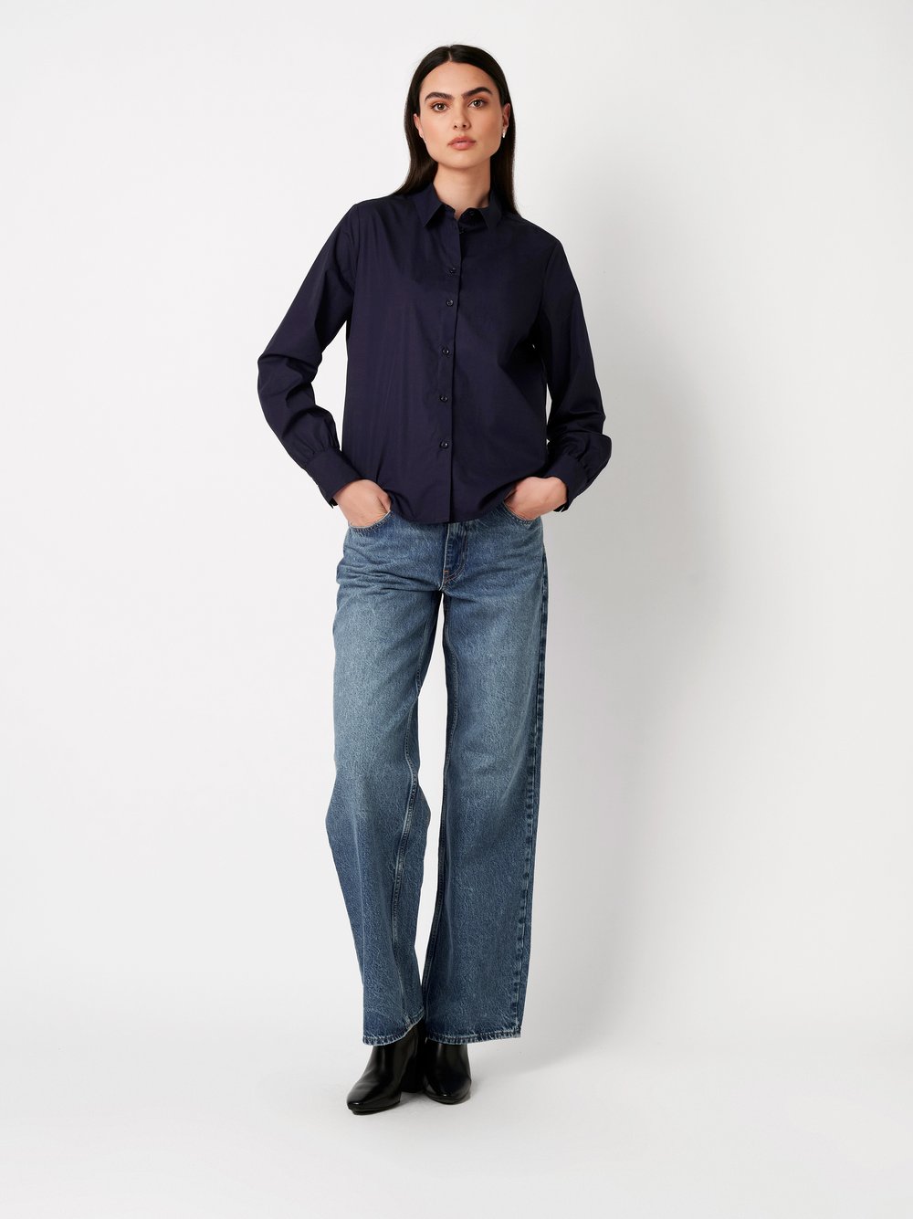 Damenbluse Lizzy in solid midnight blue, Outfitansicht am Model